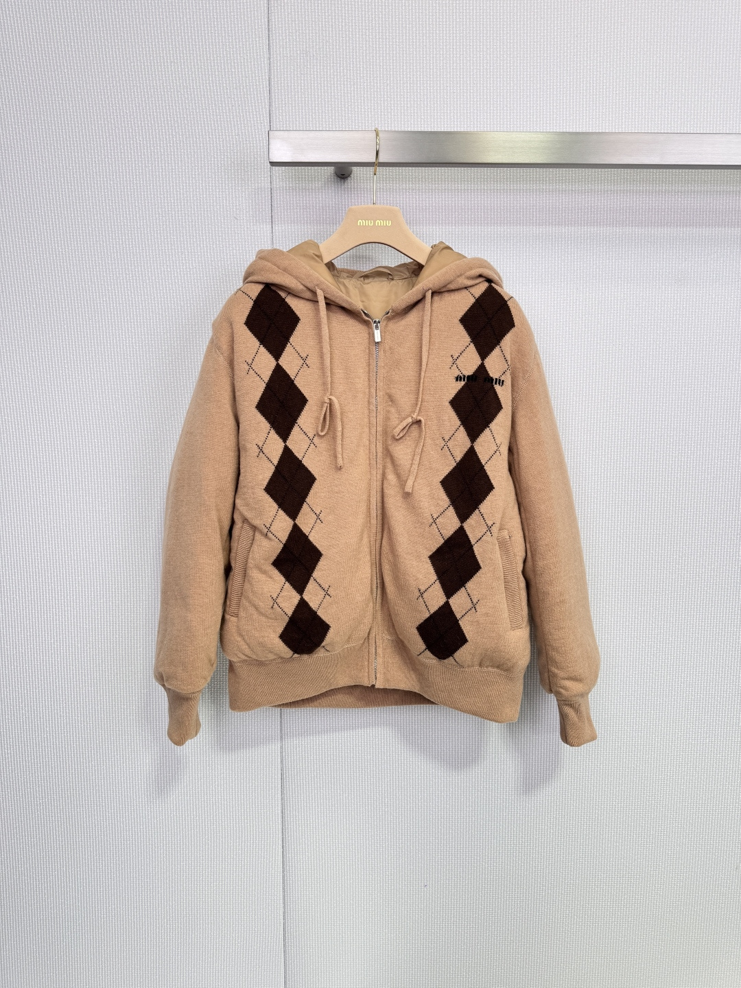 NO:665580,Comes with dust bag MiuMiu25 new autumn and winter diamond pattern hooded cashmere down jacket, main color coffee + brown diamond pattern, full of college style! Cashmere + down filling, warm and comfortable, zipper design is super convenient, hood is practical and fashionable. The diamond pattern details are exquisite, easy to control for daily commuting and leisure, paired with pleated skirt or jeans, the elegant retro feeling is full! Size SML,,miumiu,skirts,jeans,down  jacket,hats, 19860909配防尘袋MiuMiu25秋冬新款菱格纹连帽羊绒羽绒服 ,咖色主色+棕色菱格纹,学院风满满!羊绒+羽绒填充,保暖又舒适,拉链设计超方便,连帽实用又时髦.菱格纹细节精致,日常通勤,休闲都能轻松驾驭,搭配百褶裙或牛仔裤,优雅复古感直接拉满! 码数SML,,miumiu,skirts,jeans,down jacket,hats, ,Women's clothing