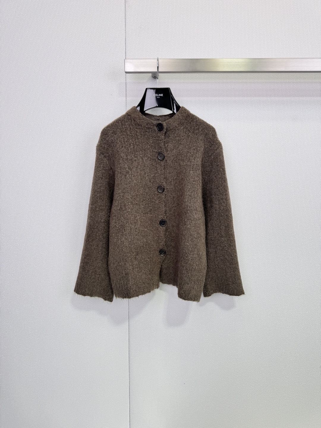 NO:666043,YEARLYPLAN 2025 new autumn and winter gray floral knitted cardigan, made of alpaca or wool blend, has a soft and waxy feel, excellent warmth retention, round neck + single-breasted design, simple and versatile, and can be easily used for daily commuting in autumn and winter. The loose version, perfect relaxation, low-key and durable gray color, no matter how you match it, it will go well with jeans, skirts or wide-leg pants, and you can easily get a lazy style!  Code number SML,,skirts,jeans, 19860909YEARLYPLAN2025秋冬新款灰色花纱针织开衫,采用羊驼毛或羊毛混纺,手感软糯,保暖性超赞,圆领+单排扣设计,简约百搭,秋冬通勤日常都能轻松驾驭.宽松版型,松弛感满分,灰色低调耐看,怎么搭都不出错~搭配牛仔裤,半裙或阔腿裤都很OK,轻松get慵懒风穿搭! 码数SML,,skirts,jeans, ,Women's clothing