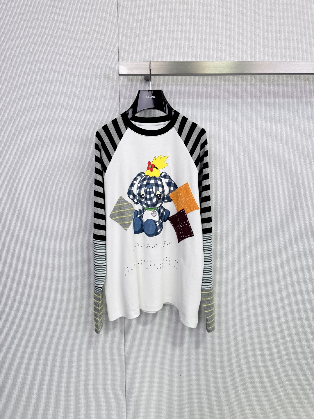 NO:666027,CHEERi UPi 2026 spring and summer series plaid elephant raglan sleeve T-shirt, made of white cotton fabric, comfortable and breathable, super friendly for daily wear! The plaid elephant on the front + colorful patch is full of childlike interest, the raglan sleeves are spliced ​​with black and white stripes, the layering is up, the loose fit is lazy and casual, and it is OK to wear alone or layered with it!  ,,tees,t-shirt, 19860909CHEERi UPi 2026春夏系列格纹小象插肩袖T恤,白色棉质面料,舒适透气,日常穿搭超友好!正面格纹小象+彩色贴布,童趣满满,插肩袖拼接黑白条纹,层次感UP,宽松版型慵懒随性,单穿或内搭都很OK！,,tees，t-shirt, ,Women's clothing