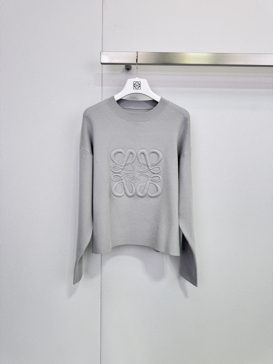 NO:666022,Loewe Loewe embossed Logo sweater and Anagram embossed Logo sweater are made of wool blend, soft and skin-friendly, milky white and super gentle, and the three-dimensional embossed logo on the chest is super recognizable, low-key and high-end. The loose shoulder design is lazy and casual. It can be worn alone or inside in autumn and winter, and it can easily create a simple and fashionable atmosphere!  Code number SML,,loewe,loewe, 19860909Loewe罗意威浮雕Logo针织衫,Anagram浮雕Logo针织衫,采用羊毛混纺,手感软糯亲肤,奶白色超温柔,胸前立体浮雕 Logo超有辨识度,低调又高级.宽松落肩设计,慵懒随性,秋冬单穿或内搭都很百搭,轻松打造简约时髦氛围感！ 码数SML,,loewe,loewe, ,Women's clothing