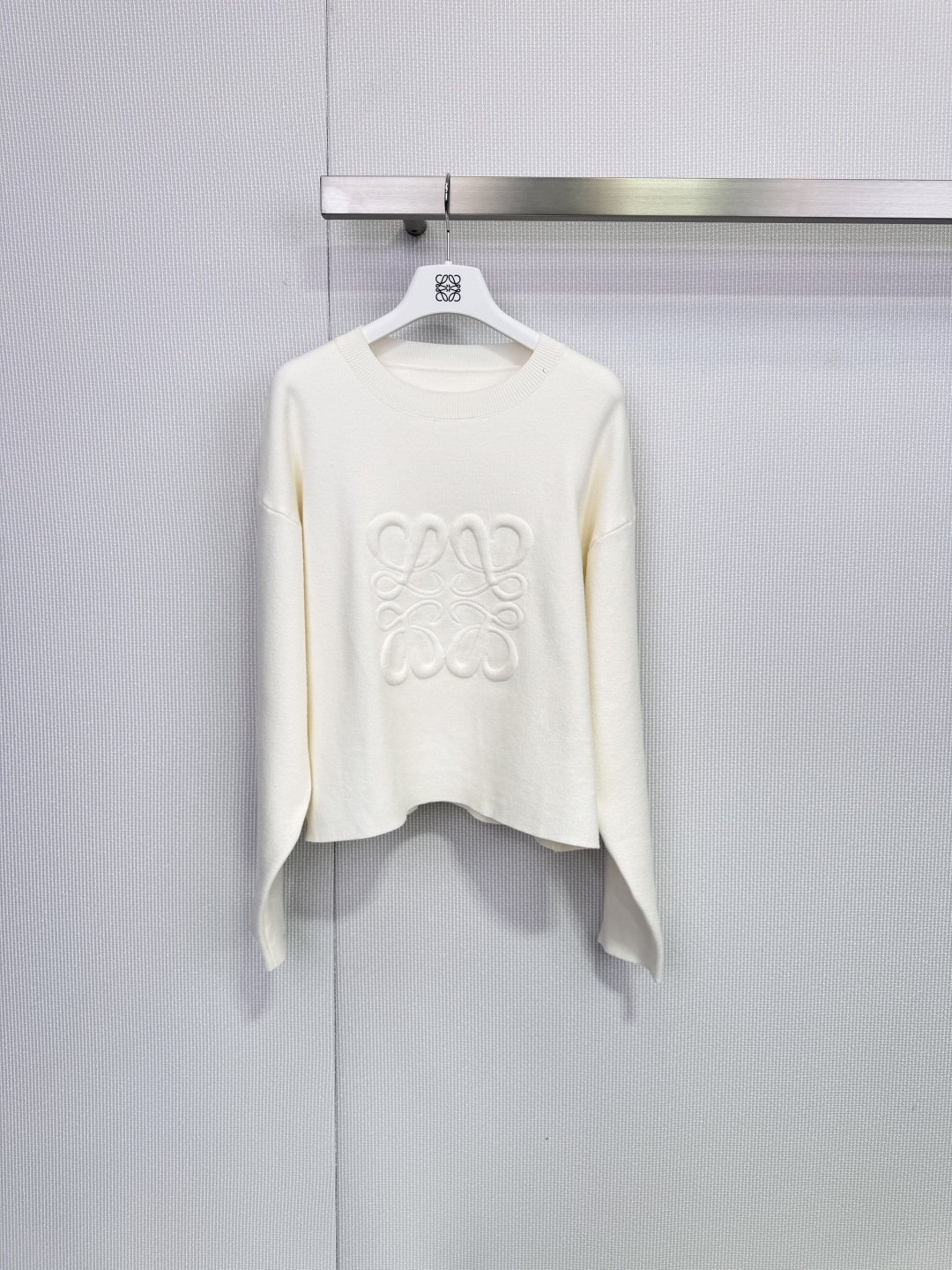 NO:666016,Loewe Loewe embossed Logo sweater and Anagram embossed Logo sweater are made of wool blend, soft and skin-friendly, milky white and super gentle, and the three-dimensional embossed logo on the chest is super recognizable, low-key and high-end. The loose shoulder design is lazy and casual. It can be worn alone or inside in autumn and winter, and it can easily create a simple and fashionable atmosphere!  Code number SML,,loewe,loewe, 19860909Loewe罗意威浮雕Logo针织衫,Anagram浮雕Logo针织衫,采用羊毛混纺,手感软糯亲肤,奶白色超温柔,胸前立体浮雕 Logo超有辨识度,低调又高级.宽松落肩设计,慵懒随性,秋冬单穿或内搭都很百搭,轻松打造简约时髦氛围感！ 码数SML,,loewe,loewe, ,Women's clothing