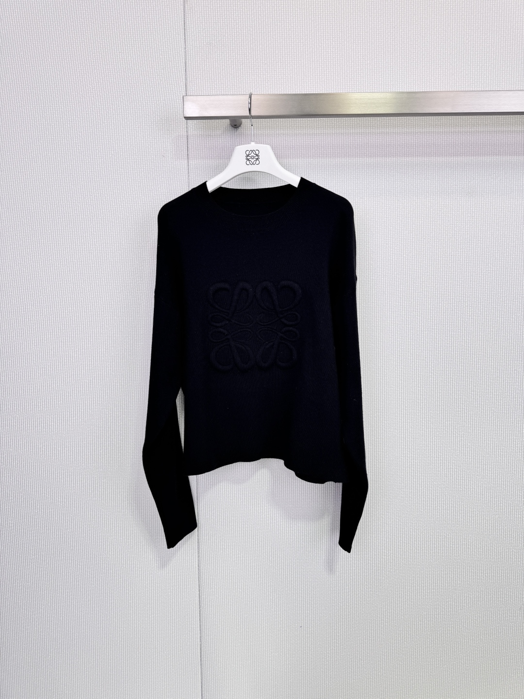 NO:666011,Loewe Loewe embossed Logo sweater and Anagram embossed Logo sweater are made of wool blend, soft and skin-friendly, milky white and super gentle, and the three-dimensional embossed logo on the chest is super recognizable, low-key and high-end. The loose shoulder design is lazy and casual. It can be worn alone or inside in autumn and winter, and it can easily create a simple and fashionable atmosphere!  Code number SML,,loewe,loewe, 19860909Loewe罗意威浮雕Logo针织衫,Anagram浮雕Logo针织衫,采用羊毛混纺,手感软糯亲肤,奶白色超温柔,胸前立体浮雕 Logo超有辨识度,低调又高级.宽松落肩设计,慵懒随性,秋冬单穿或内搭都很百搭,轻松打造简约时髦氛围感！ 码数SML,,loewe,loewe, ,Women's clothing