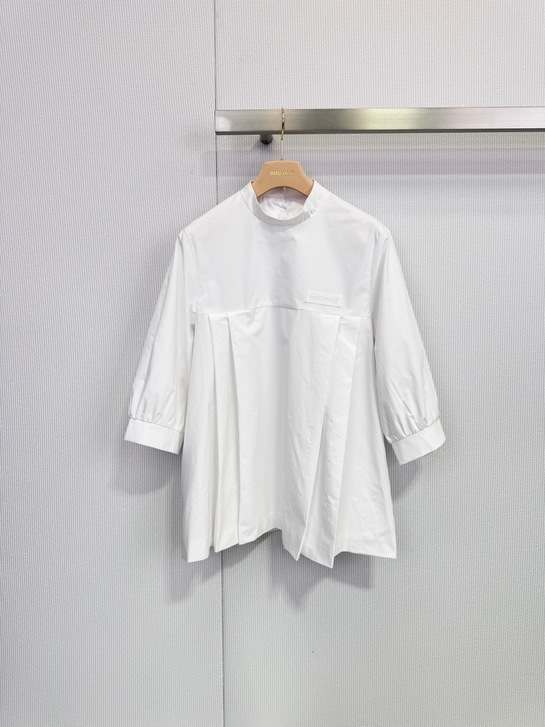 NO:666054,MiuMiu 2026 spring and summer white palace-style shirt, loose fit + pleated stitching, full of layers! The details of the cuffs and neckline are super exquisite, simple and yet design-friendly. High-quality cotton, soft and comfortable, just right for spring and autumn. It can be easily managed for daily commuting and leisure. Pair it with jeans or skirts, and you can easily get the urban vacation style!,,miumiu,skirts,jeans,shirts, 19860909MiuMiu2026春夏白色宫廷风衬衫,宽松版型+褶皱拼接,层次感满满!袖口和领口细节超精致,简约又不失设计感.高品质棉质,柔软舒适,春秋穿刚刚好.日常通勤,休闲都能轻松驾驭,搭配牛仔裤或半裙,都市度假风轻松get!,,miumiu,skirts,jeans,shirts, ,Women's clothing