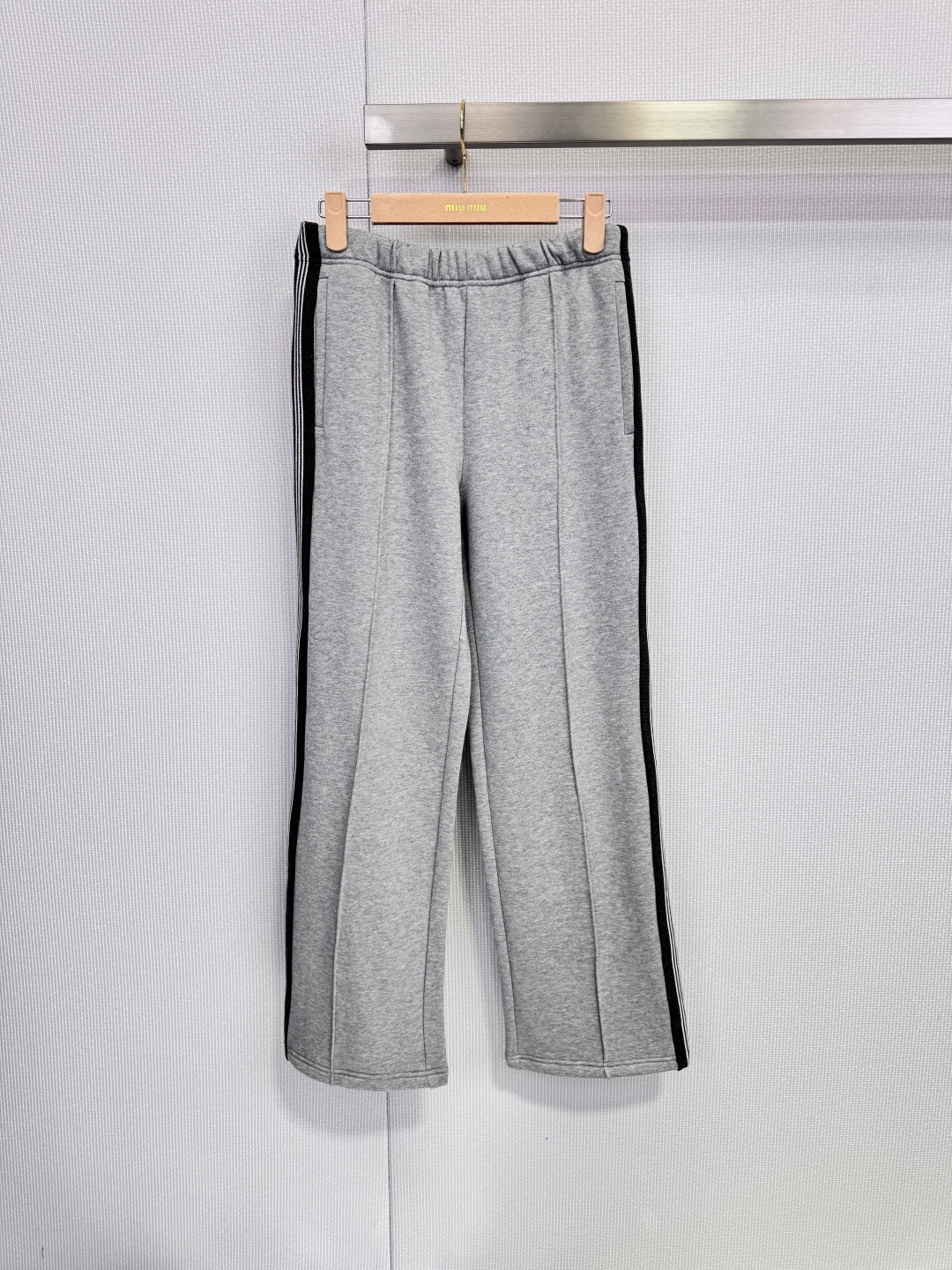 NO:666048,MiuMiu gray sports suit, cotton fleece fabric is soft and comfortable, light gray with black stripes, simple and detailed, the jacket has a stand-up collar + zipper design, the logo embroidered on the chest is very recognizable, and the loose fit is strong and tolerant. The pants have black stripes on the side, the waist drawstring is adjustable, straight or leggings are OK! It can be easily managed in daily casual or sports style, casual and fashionable with jeans and pleated skirts!  Size SML,,miumiu,skirts,jeans,jackets & coats, 19860909MiuMiu灰色运动套装,棉质fleece面料柔软舒适,浅灰色搭配黑色条纹,简约又有细节感,外套立领+拉链设计,胸前刺绣Logo超有辨识度,宽松版型包容性强.裤子侧边黑色条纹,腰部抽绳可调节,直筒or束脚都OK!日常休闲,运动风都能轻松驾驭,牛仔裤,百褶裙随意搭配,随性又时髦！ 码数SML,,miumiu,skirts,jeans,jackets & coats, ,Women's clothing