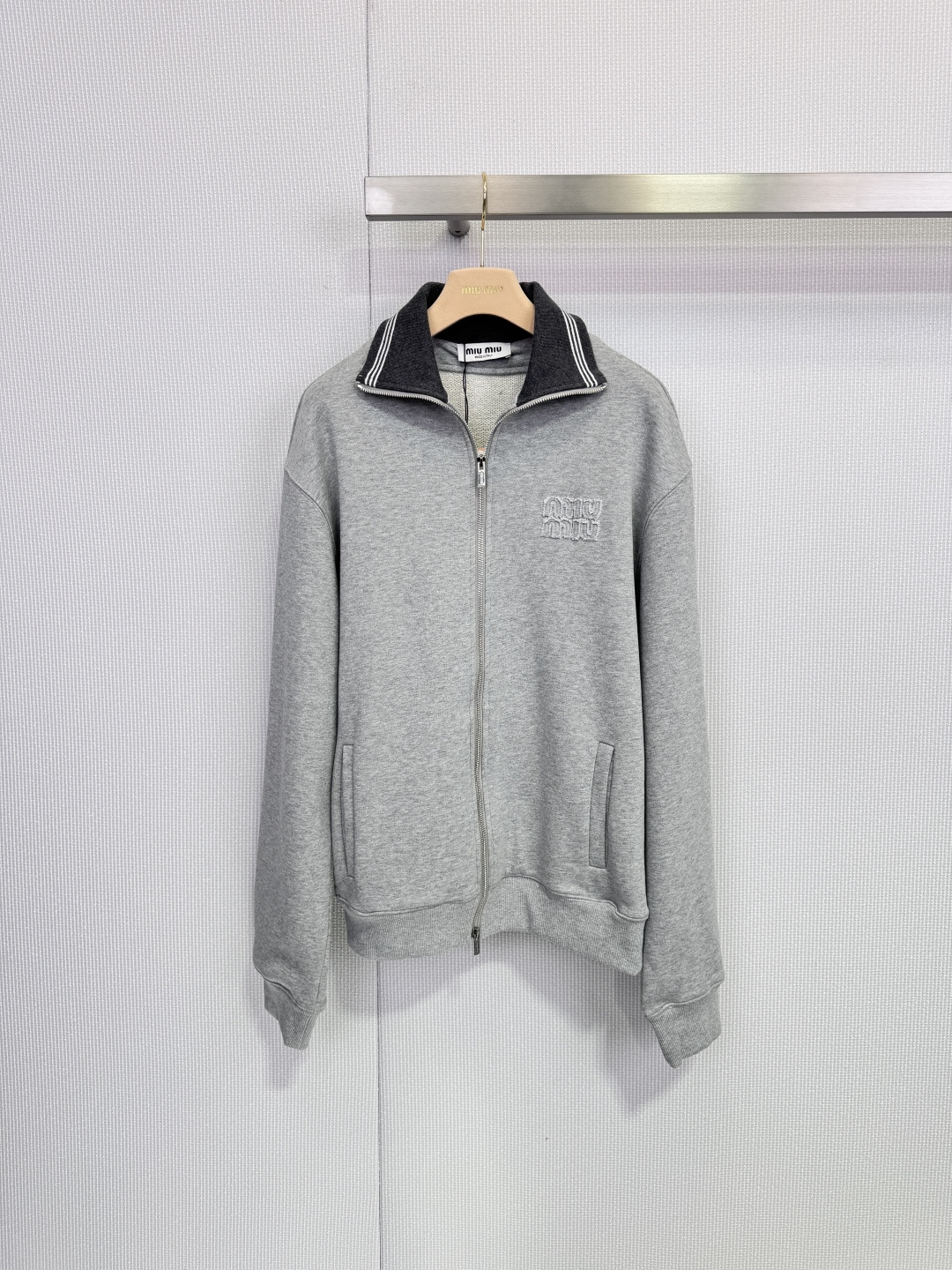 NO:666042,MiuMiu gray sports suit, cotton fleece fabric is soft and comfortable, light gray with black stripes, simple and detailed, the jacket has a stand-up collar + zipper design, the logo embroidered on the chest is very recognizable, and the loose fit is strong and tolerant. The pants have black stripes on the side, the waist drawstring is adjustable, straight or leggings are OK! It can be easily managed in daily casual or sports style, casual and fashionable with jeans and pleated skirts!  Size SML on,,miumiu,skirts,jeans,jackets & coats, 19860909MiuMiu灰色运动套装,棉质fleece面料柔软舒适,浅灰色搭配黑色条纹,简约又有细节感,外套立领+拉链设计,胸前刺绣Logo超有辨识度,宽松版型包容性强.裤子侧边黑色条纹,腰部抽绳可调节,直筒or束脚都OK!日常休闲,运动风都能轻松驾驭,牛仔裤,百褶裙随意搭配,随性又时髦！ 码数SML 上,,miumiu,skirts,jeans,jackets & coats, ,Women's clothing