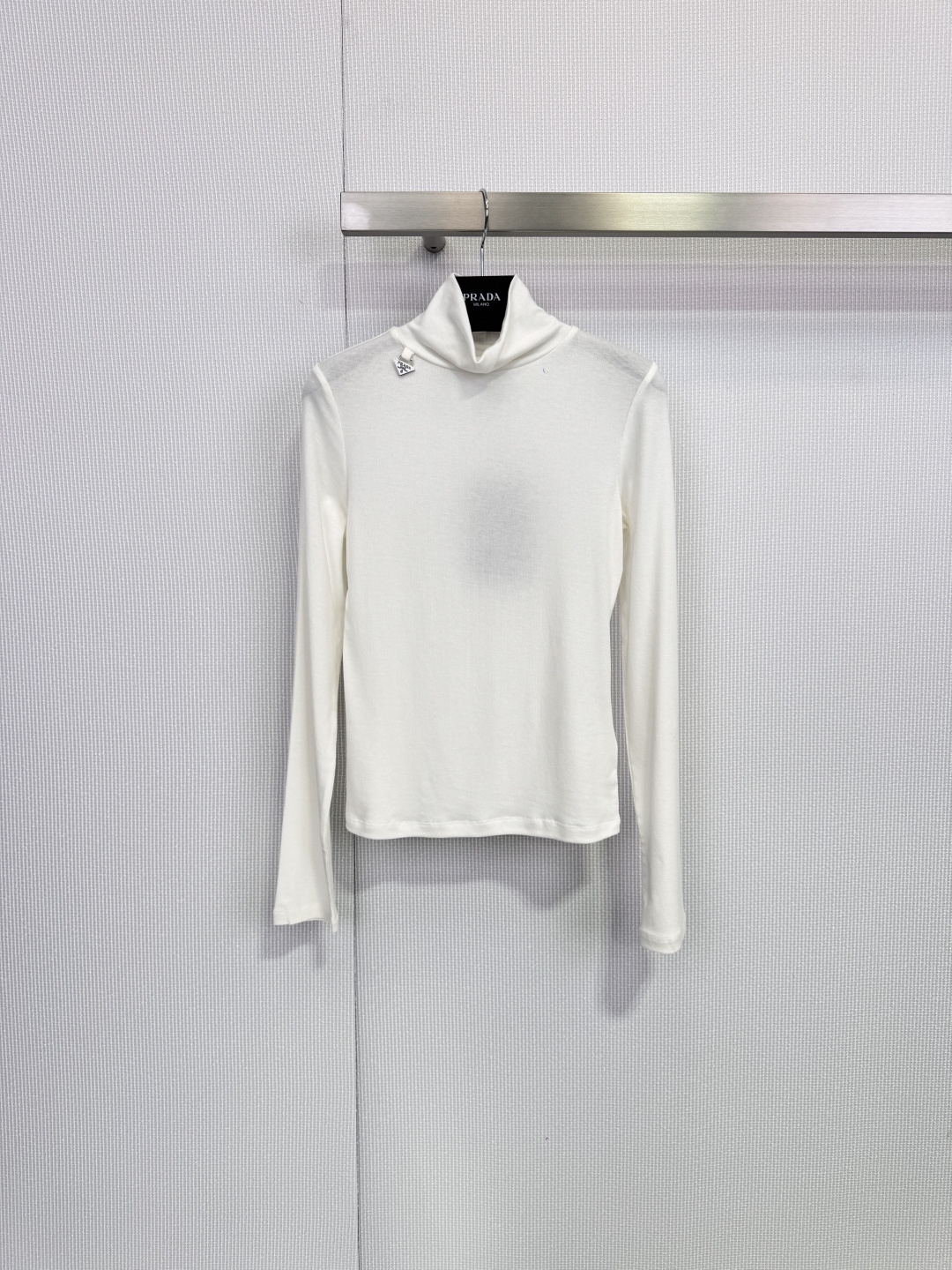 NO:666034,Prada2025 new Tencel wool turtleneck bottoming shirt. This Tencel wool turtleneck bottoming shirt is made of Tencel + wool blend. It is soft and skin-friendly and warm. It is super comfortable to wear in autumn and winter! The half-high collar design modifies the neck line. It is simple and versatile and can be worn alone or inside. The white color is very easy to match. It can be easily controlled for commuting and leisure. The fabric is light and close-fitting, comfortable and fashionable. It is a must-have basic style for autumn and winter wardrobe! Size SML, prada,  19860909Prada2025新款天丝羊毛高领打底衫,这款天丝羊毛高领打底衫,采用天丝+羊毛混纺,柔软亲肤又保暖,秋冬穿超舒服!半高领设计修饰颈部线条,简约百搭,单穿或内搭都OK,白色超好搭配,通勤,休闲都能轻松驾驭,面料轻薄贴身,兼具舒适与时尚,是秋冬衣橱必备基础款! 码数SML,,prada, ,Women's clothing