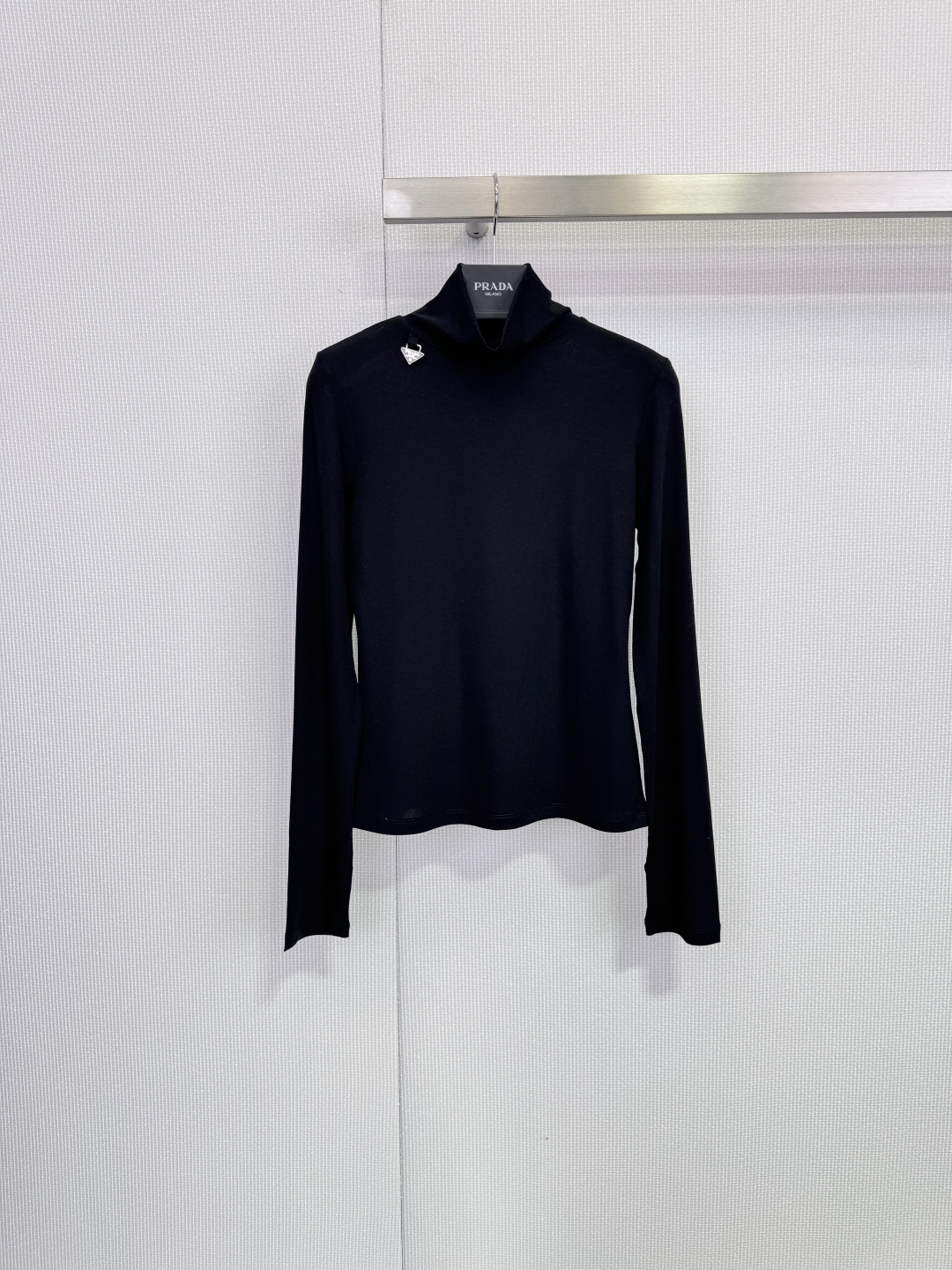 NO:666030,Prada2025 new Tencel wool turtleneck bottoming shirt. This Tencel wool turtleneck bottoming shirt is made of Tencel + wool blend. It is soft and skin-friendly and warm. It is super comfortable to wear in autumn and winter! The half-high collar design modifies the neck line. It is simple and versatile and can be worn alone or inside. The white color is very easy to match. It can be easily controlled for commuting and leisure. The fabric is light and close-fitting, comfortable and fashionable. It is a must-have basic style for autumn and winter wardrobe! Size SML, prada,  19860909Prada2025新款天丝羊毛高领打底衫,这款天丝羊毛高领打底衫,采用天丝+羊毛混纺,柔软亲肤又保暖,秋冬穿超舒服!半高领设计修饰颈部线条,简约百搭,单穿或内搭都OK,白色超好搭配,通勤,休闲都能轻松驾驭,面料轻薄贴身,兼具舒适与时尚,是秋冬衣橱必备基础款! 码数SML,,prada, ,Women's clothing