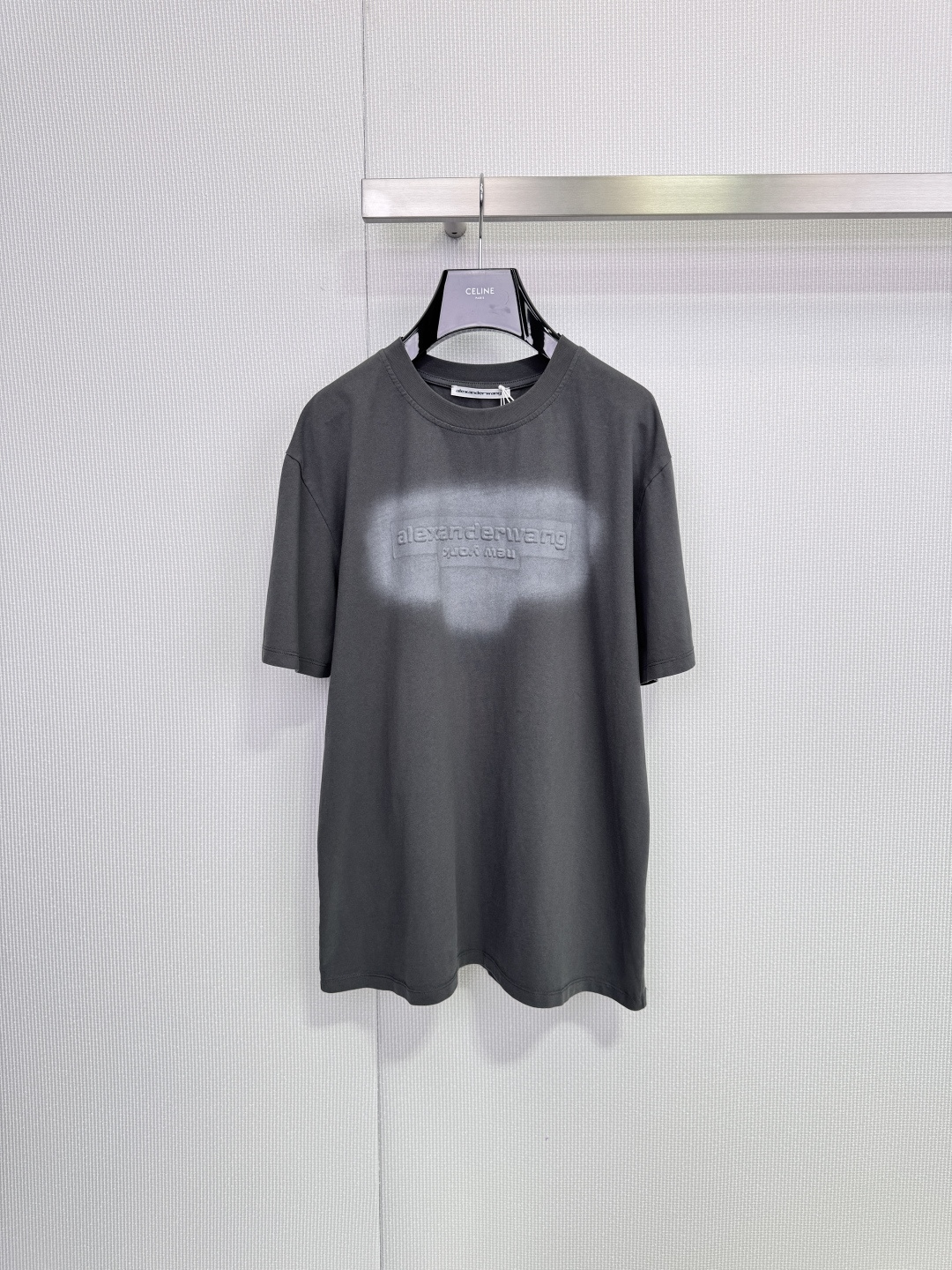 NO:666023,Alexander Wang gray short-sleeved T-shirt is made of pure cotton, soft and breathable, and super comfortable to wear in summer! Three-dimensional embossed logo on the front, low-key and textured. Loose fit, suitable for both men and women, and can be worn with jeans, shorts or sweatpants. It can easily create an American casual style. The gray color is versatile and can be easily used for commuting, shopping and traveling. It is a must-have basic model for the wardrobe! Size SML Size SML, shorts, jeans, T-shirt, tees, t-shirt,  19860909Alexander Wang灰色短袖T恤,采用纯棉材质,柔软透气,夏天穿超舒服!正面立体压纹 Logo,低调又有质感 .宽松版型,男女都能穿,搭配牛仔裤,短裤或运动裤都很OK,轻松打造美式休闲风,灰色百搭,通勤,逛街,旅行都能轻松驾驭,是衣橱必备基础款! 码数SML 码数SML,,shorts,jeans,T-shirt,tees，t-shirt, ,Women's clothing