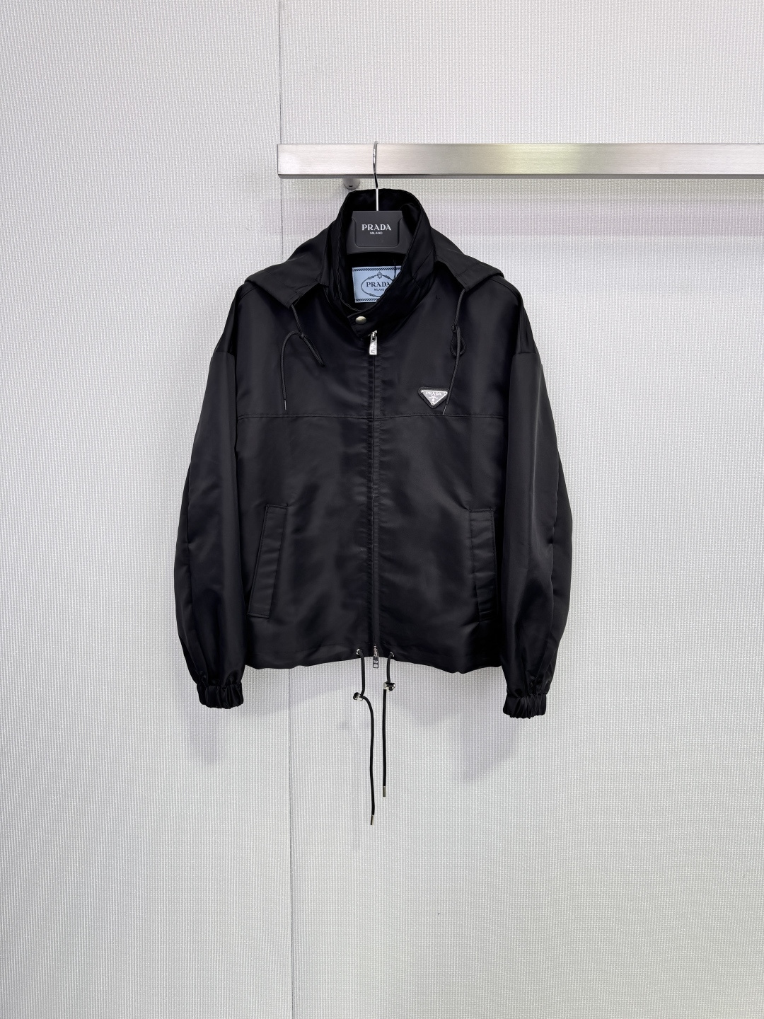 NO:666031,Prada black nylon hooded jacket, this black nylon hooded jacket is made of lightweight nylon fabric, windproof and comfortable, very versatile for daily wear, the triangular metal logo on the chest is very recognizable, the hood + drawstring design is practical and fashionable, the cuffs and hem are elasticated, perfect for warmth, and the loose fit can be easily controlled by both men and women. It is OK for leisure or commuting. It is a must-have item for autumn and winter wardrobes! Size SML, prada, jackets &  coats,hats, 19860909Prada黑色尼龙连帽夹克,这款黑色尼龙连帽夹克,采用轻质尼龙面料,防风又舒适,日常穿搭超百搭,胸前三角金属徽标超有辨识度,连帽+抽绳设计实用又时髦,袖口和下摆松紧收口,保暖力满分,宽松版型,男女都能轻松驾驭,休闲or通勤都OK,是秋冬衣橱必备单品! 码数SML,,prada,jackets & coats,hats, ,Women's clothing