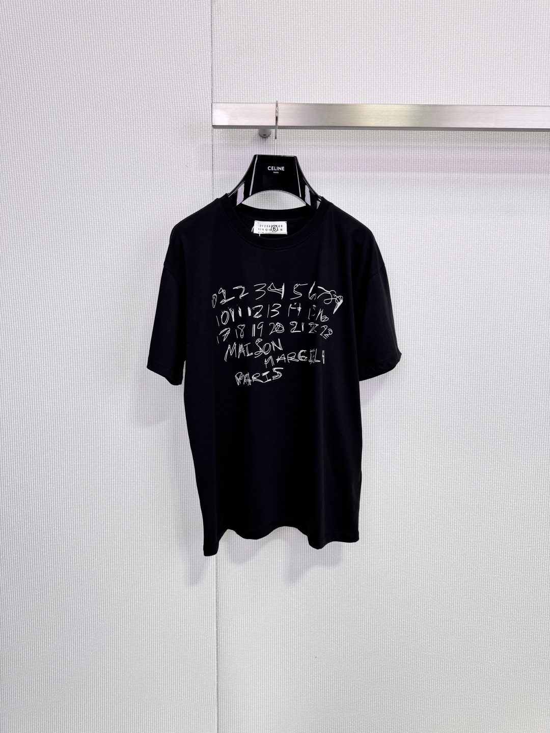 NO:666039,Maison Margiela 26 spring and summer series digital graffiti T-shirt, made of pure cotton, soft and skin-friendly, excellent breathability, oatmeal color + handwritten digital graffiti, full of artistic sense, highly recognizable. Loose fit, same style for men and women, great to wear alone or layered, easy to create high street style or relaxed style, can be easily managed in daily casual and street style, it is a must-have item for fashion lovers! Code number SML,,masion  margiela,tees,t-shirt, 19860909Maison Margiela马吉拉26春夏系列数字涂鸦T恤,采用纯棉,柔软亲肤,透气性超棒,燕麦色+手写数字涂鸦,艺术感满满,辨识度超高.宽松版型,男女同款,单穿或叠搭都很出彩,轻松打造高街风或松弛感穿搭,日常休闲,街头风都能轻松驾驭,是潮流爱好者必入单品! 码数SML,,masion margiela,tees，t-shirt, ,Women's clothing