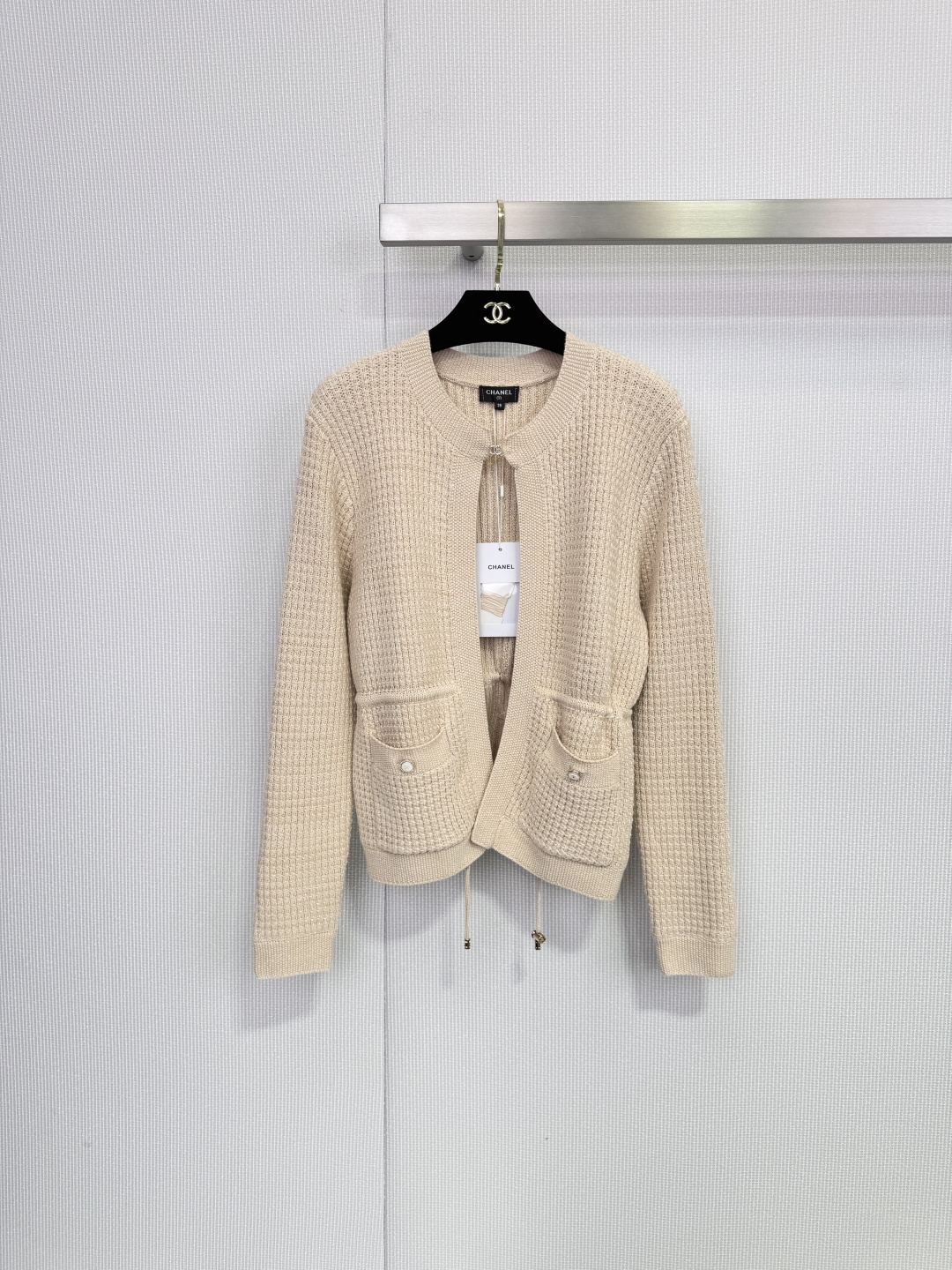 NO:665994,Chanel26C spring hollow knitted cardigan, classic small fragrance design, iconic double C metal buttons are very recognizable! Collarless round neck + slim fit, simple and modern, easy to control for daily commuting or formal occasions. Soft knitted fabric, comfortable to wear, flap pockets are practical and beautiful, available in beige and dark blue, SML size, to meet the needs of different body types, full of French luxury, versatile and easy to create an elegant and casual style.  Code number SML,,chanel, 19860909Chanel26C春款镂空针织开衫,经典小香风设计,标志性双C金属纽扣超有辨识度!无领圆领+修身版型,简约又现代,日常通勤或正式场合都能轻松驾驭,柔软针织面料,穿着舒适,翻盖口袋实用又美观,米色和深蓝色可选,SML尺码,满足不同身材需求,法式高级感满满,百搭不挑人,轻松打造优雅随性风格. 码数SML,,chanel, ,Women's clothing