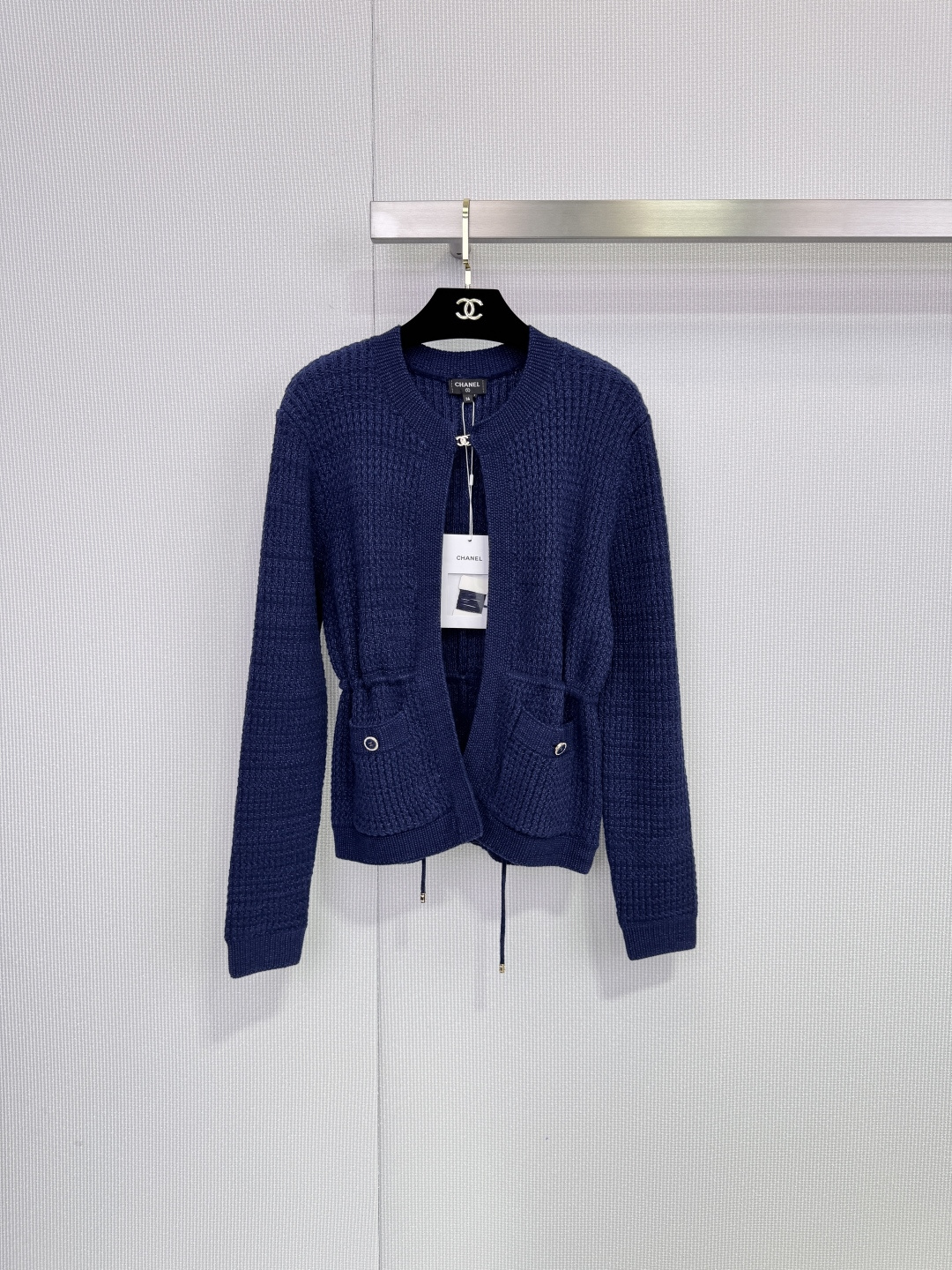 NO:666018,Chanel26C spring hollow knitted cardigan, classic small fragrance design, iconic double C metal buttons are very recognizable! Collarless round neck + slim fit, simple and modern, easy to control for daily commuting or formal occasions. Soft knitted fabric, comfortable to wear, flap pockets are practical and beautiful, available in beige and dark blue, SML size, to meet the needs of different body types, full of French luxury, versatile and easy to create an elegant and casual style.  Code number SML,,chanel, 19860909Chanel26C春款镂空针织开衫,经典小香风设计,标志性双C金属纽扣超有辨识度!无领圆领+修身版型,简约又现代,日常通勤或正式场合都能轻松驾驭,柔软针织面料,穿着舒适,翻盖口袋实用又美观,米色和深蓝色可选,SML尺码,满足不同身材需求,法式高级感满满,百搭不挑人,轻松打造优雅随性风格. 码数SML,,chanel, ,Women's clothing