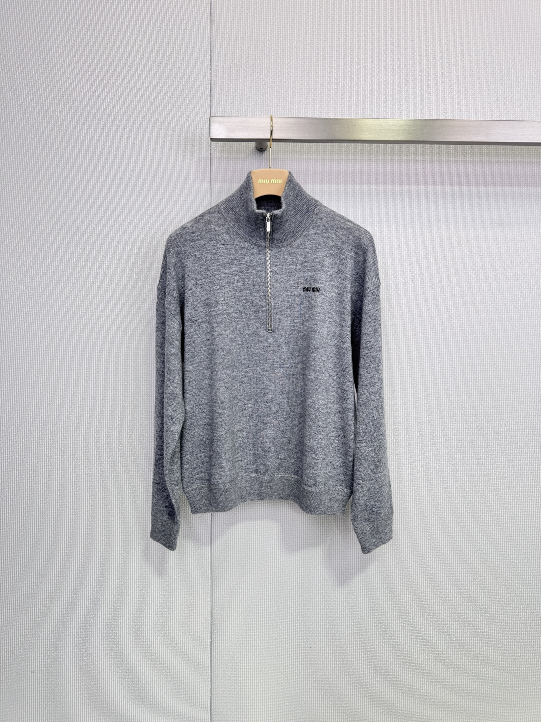 NO:666006,MiuMiu2025 new autumn and winter half-zip stand-up collar sweater, half-zip stand-up collar design, gray tone is simple and versatile, the knitted fabric is soft and comfortable, warm and breathable, loose fit, easy to control for commuting and leisure, the zipper is easy to put on and take off, the stand-up collar modifies the neck line, it is OK to layer or wear alone in autumn and winter, the size standard is recommended to choose the normal size, match it with jeans or skirt, you can easily get a lazy and casual style!  Code numberSML,,miumiu,skirts,jeans, 19860909MiuMiu2025秋冬新品半拉链立领针织衫,半拉链立领设计,灰色调简约百搭,针织面料柔软舒适,保暖又透气,宽松版型,通勤休闲都能轻松驾驭,拉链方便穿脱,立领修饰颈部线条,秋冬叠穿或单穿都很 OK,尺码标准建议选平时正常尺码,搭配牛仔裤或半裙,轻松get慵懒随性风！ 码数SML,,miumiu,skirts,jeans, ,Women's clothing