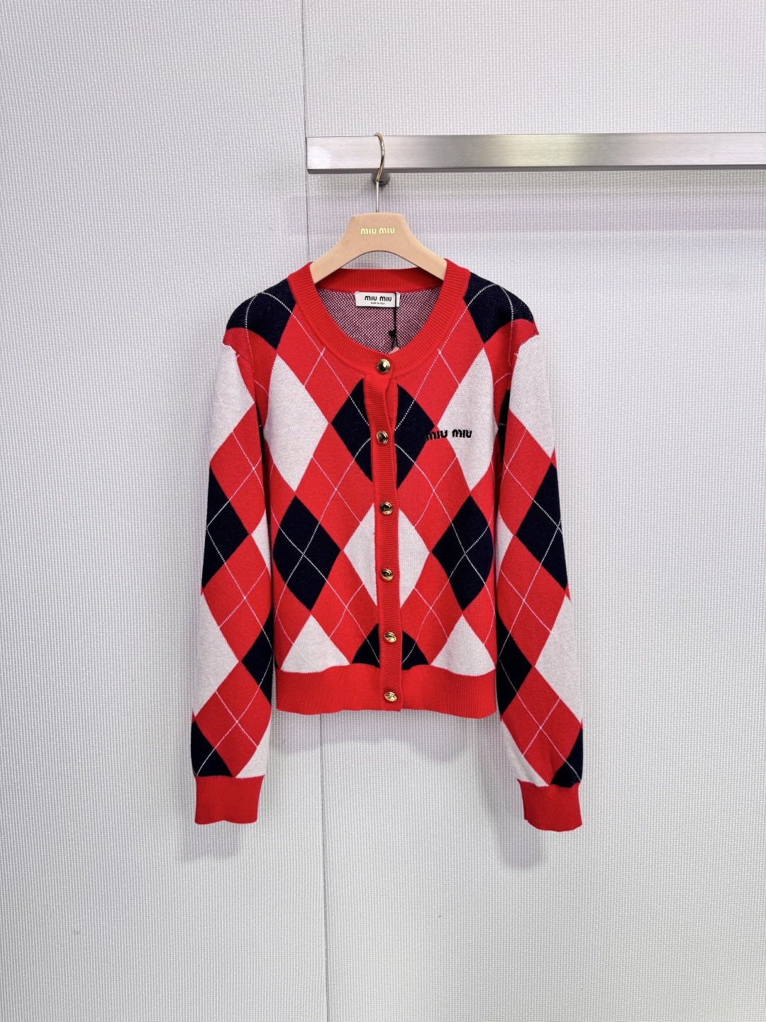 NO:666959,MiuMiu rhombus knitted cardigan, this rhombus knitted cardigan is spliced ​​in red, white and black colors, full of retro college style! High-quality knitted fabric, soft and warm, very suitable for autumn and winter. Metal buttons + logo embroidery on the left chest, full of details. Loose fit, looks great with skirts or jeans, can be easily managed in daily commuting and festival atmosphere, practical and fashionable! Size SML,,miumiu,skirts,jeans, 19860909MiuMiu菱格针织开衫,这款菱格针织开衫,红白黑三色拼接,复古学院风满满!高品质针织面料,柔软又保暖,秋冬穿超合适.金属纽扣+左胸Logo刺绣,细节感拉满.宽松版型,搭裙装或牛仔裤都很出彩,日常通勤,节日氛围都能轻松驾驭,实用又时髦! 码数SML,,miumiu,skirts,jeans, ,Women's clothing