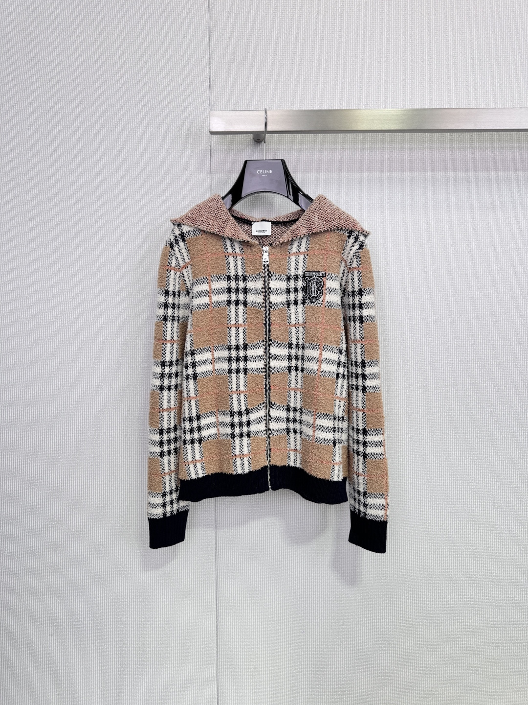 NO:666955,Burberry 25 new red and white plaid knitted cardigan, soft knitted material, comfortable and warm, red and white contrasting plaid + hooded design, age-reducing college style, full of casual and lazy feeling, front zipper for easy putting on and taking off, brand embroidery on the chest is very recognizable, red ribbing on the cuffs and hem, full of details, easy to control in daily commuting and casual occasions, match with jeans or casual pants, you can easily get a fashionable look!  Code number SML,,burberry,burberry,jeans,hats, 19860909Burberry巴宝莉25新款红白格纹针织开衫,柔软针织材质,舒适又保暖,红白撞色格纹+连帽设计,减龄学院风,休闲慵懒感满分,正面拉链方便穿脱,胸前品牌刺绣超有辨识度,袖口和下摆红色罗纹收口,细节感拉满,日常通勤,休闲场合都能轻松驾驭,搭配牛仔裤或休闲裤,轻松get时尚造型！ 码数SML,,burberry,burberry,jeans,hats, ,Women's clothing