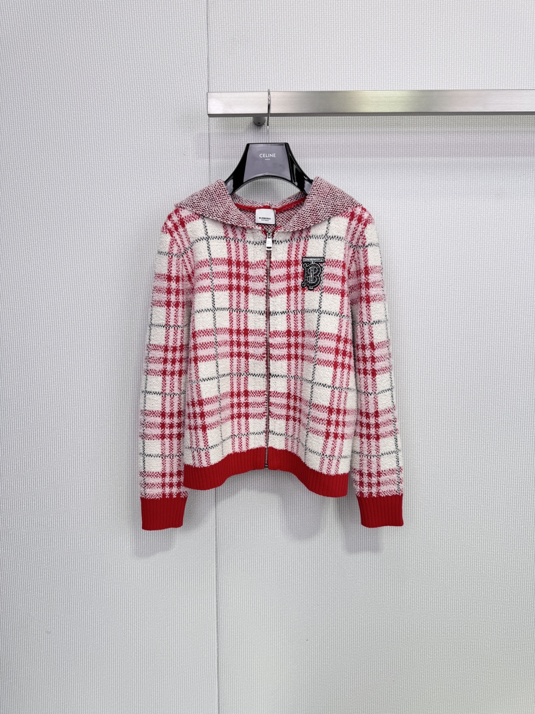 NO:666970,Burberry 25 new red and white plaid knitted cardigan, soft knitted material, comfortable and warm, red and white contrasting plaid + hooded design, age-reducing college style, full of casual and lazy feeling, front zipper for easy putting on and taking off, brand embroidery on the chest is very recognizable, red ribbing on the cuffs and hem, full of details, easy to control in daily commuting and casual occasions, match with jeans or casual pants, you can easily get a fashionable look!  Code number SML,,burberry,burberry,jeans,hats, 19860909Burberry巴宝莉25新款红白格纹针织开衫,柔软针织材质,舒适又保暖,红白撞色格纹+连帽设计,减龄学院风,休闲慵懒感满分,正面拉链方便穿脱,胸前品牌刺绣超有辨识度,袖口和下摆红色罗纹收口,细节感拉满,日常通勤,休闲场合都能轻松驾驭,搭配牛仔裤或休闲裤,轻松get时尚造型！ 码数SML,,burberry,burberry,jeans,hats, ,Women's clothing