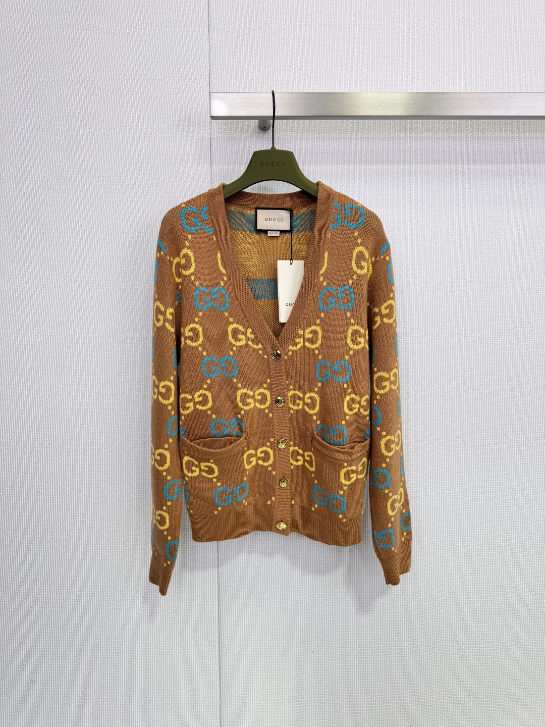 NO:666904,Gucci GG colorful letter wool cardigan, this GG wool cardigan, classic brown with blue and yellow GG presbyopia, retro and fashionable, the wool material is soft and warm, super comfortable to wear in autumn and winter, V-neck + metal buttons + double pockets, practical and detailed, girls are recommended to choose one size smaller to show your figure. It can be easily controlled for daily commuting and leisure, paired with jeans or skirts, elegant and casual get! Size SML,,gucci,skirts,jeans, 19860909Gucci GG彩色字母羊毛开衫,这款GG羊毛开衫,经典棕色搭配蓝黄GG老花,复古又时髦,羊毛材质柔软保暖,秋冬穿超舒服,V领+金属纽扣+双口袋,实用又有细节感,女生建议选小一码更显身材.日常通勤,休闲都能轻松驾驭,搭配牛仔裤或半裙,优雅随性get! 码数SML,,gucci,skirts,jeans, ,Women's clothing