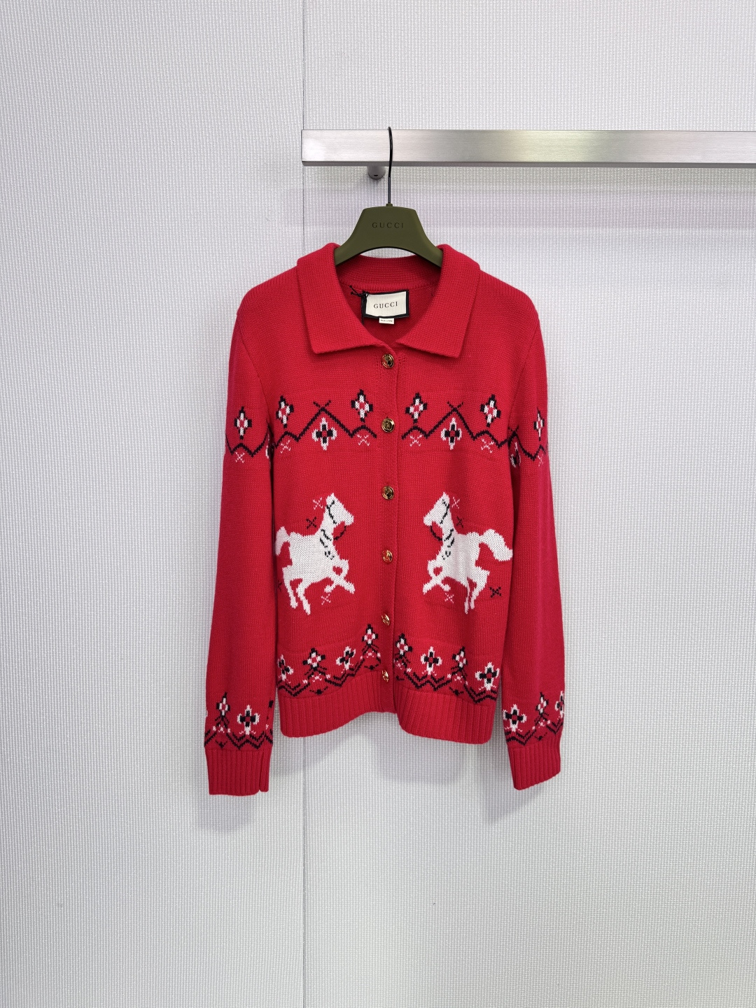 NO:666966,Gucci's new autumn and winter pony jacquard knitted cardigan, red main tone + galloping pony pattern, retro Fair Isle style is super eye-catching, 1 wool blend is soft and skin-friendly and warm, super comfortable to wear in autumn and winter, POLO lapel + gold buttons, perfect details, full of elegance, loose fit, can be worn alone or layered, directly full of festive atmosphere, can be easily worn in the year of your life, New Year, and Christmas, it is a practical and collectible fashion item!  Code number SML,,gucci, 19860909Gucci秋冬新款小马提花针织开衫,正红色主调+奔腾小马图案,复古费尔岛风格超吸睛,1羊毛混纺柔软亲肤又保暖,秋冬穿超舒服,POLO翻领+金色纽扣,细节满分,优雅气质拉满,宽松版型,单穿or内搭都很OK,节日氛围感直接拉满,本命年,新年,圣诞都能轻松驾驭,是实用又有收藏价值的时尚单品! 码数SML,,gucci, ,Women's clothing