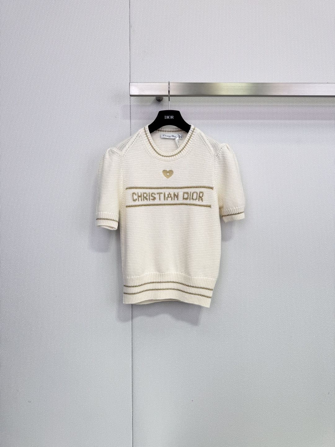 NO:666962,Dior2025 new autumn and winter series Lucky Star knitted short sleeves, made of 70% wool and cashmere blend, soft and delicate, super comfortable to wear next to the body, round neck + micro-puff sleeve design, modified shoulder and neck lines, elegant and elegant, gold 'CHRISTIAN DIOR' letters and love embroidery on the chest, full of details, high brand recognition, off-white and versatile, casual with jeans, gentle with skirts, easy to control for daily commuting, practical and fashionable!  Size SML,,dior,skirts,jeans,T-shirt, 19860909Dior2025秋冬新款系列幸运星针织短袖,采用70羊毛羊绒混纺,柔软细腻,贴身穿着超舒适,圆领+微泡泡袖设计,修饰肩颈线条,优雅又显气质,胸前金色'CHRISTIAN DIOR'字母和爱心刺绣,细节满分,品牌辨识度超高,米白色百搭,配牛仔裤休闲,搭半裙温柔,通勤日常都能轻松驾驭,实用又时髦！ 码数SML,,dior,skirts,jeans,T-shirt, ,Women's clothing