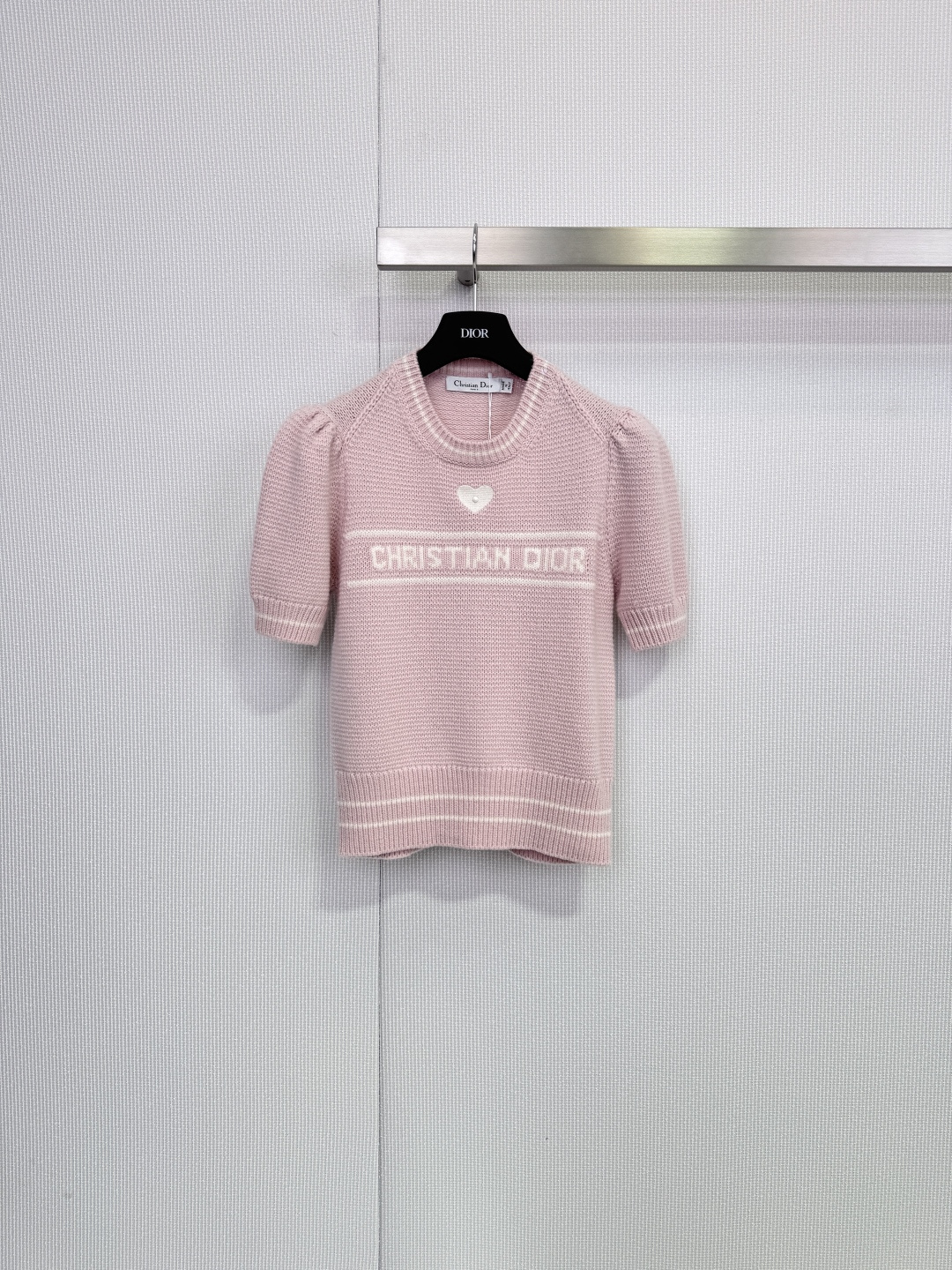 NO:666958,Dior2025 new autumn and winter series Lucky Star knitted short sleeves, made of 70% wool and cashmere blend, soft and delicate, super comfortable to wear next to the body, round neck + micro-puff sleeve design, modified shoulder and neck lines, elegant and elegant, gold 'CHRISTIAN DIOR' letters and love embroidery on the chest, full of details, high brand recognition, off-white and versatile, casual with jeans, gentle with skirts, easy to control for daily commuting, practical and fashionable!  Size SML,,dior,skirts,jeans,T-shirt, 19860909Dior2025秋冬新款系列幸运星针织短袖,采用70羊毛羊绒混纺,柔软细腻,贴身穿着超舒适,圆领+微泡泡袖设计,修饰肩颈线条,优雅又显气质,胸前金色'CHRISTIAN DIOR'字母和爱心刺绣,细节满分,品牌辨识度超高,米白色百搭,配牛仔裤休闲,搭半裙温柔,通勤日常都能轻松驾驭,实用又时髦！ 码数SML,,dior,skirts,jeans,T-shirt, ,Women's clothing