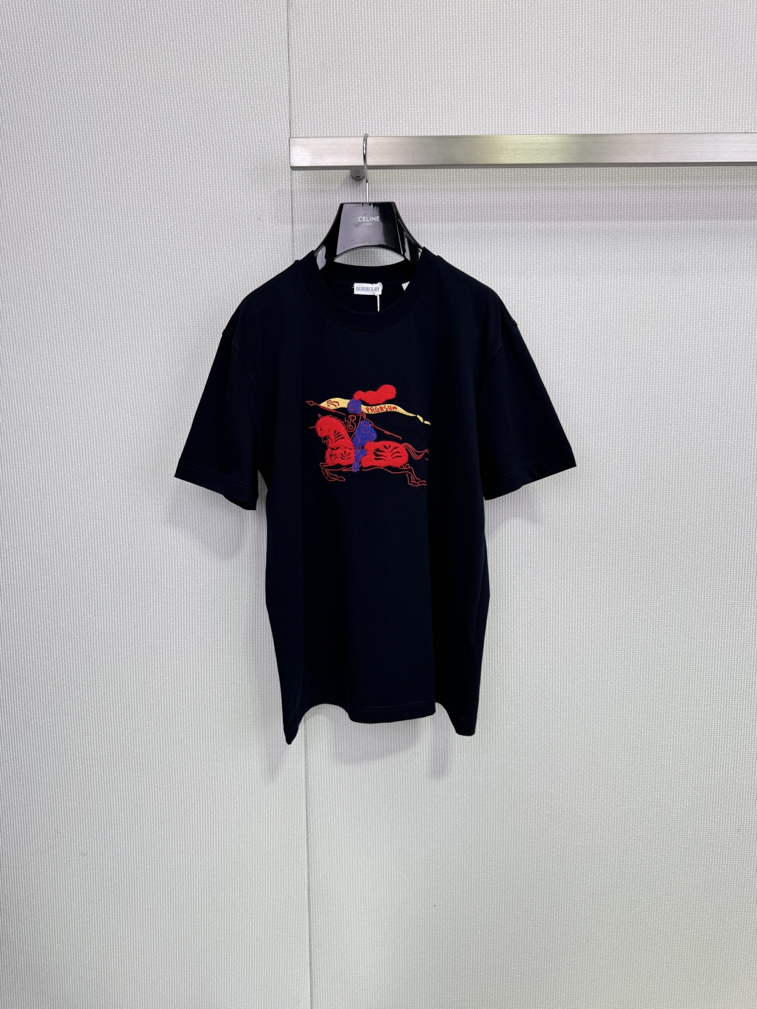 NO:666932,Burberry 2026 Year of the Horse limited edition T-shirt, made of four-color pure cotton, with a war horse knight logo on the front that has a New Year atmosphere. It has a loose fit, is comfortable and fashionable, and is great for daily wear or festivals! It is available in limited quantities and has great collection value. It is suitable for giving as a gift and keeping for yourself!  Code number SML,,burberry,tees,t-shirt, 19860909Burberry 2026马年限定T恤,四色纯棉材质,正面战马骑士徽标超有新年氛围感,宽松版型,舒适又时髦,日常穿搭或节日都很出彩!限量发售,收藏价值满满,送礼自留都很合适！码数SML,,burberry,tees，t-shirt, ,Women's clothing