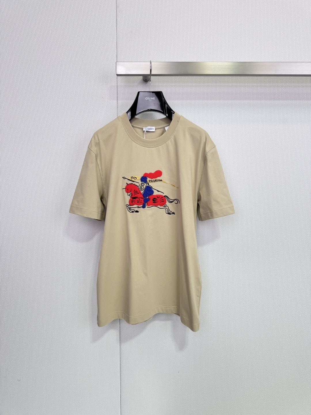 NO:666925,Burberry 2026 Year of the Horse limited edition T-shirt, made of four-color pure cotton, with a war horse knight logo on the front that has a New Year atmosphere. It has a loose fit, is comfortable and fashionable, and is great for daily wear or festivals! It is available in limited quantities and has great collection value. It is suitable for giving as a gift and keeping for yourself!  Code number SML,,burberry,tees,t-shirt, 19860909Burberry 2026马年限定T恤,四色纯棉材质,正面战马骑士徽标超有新年氛围感,宽松版型,舒适又时髦,日常穿搭或节日都很出彩!限量发售,收藏价值满满,送礼自留都很合适！码数SML,,burberry,tees，t-shirt, ,Women's clothing