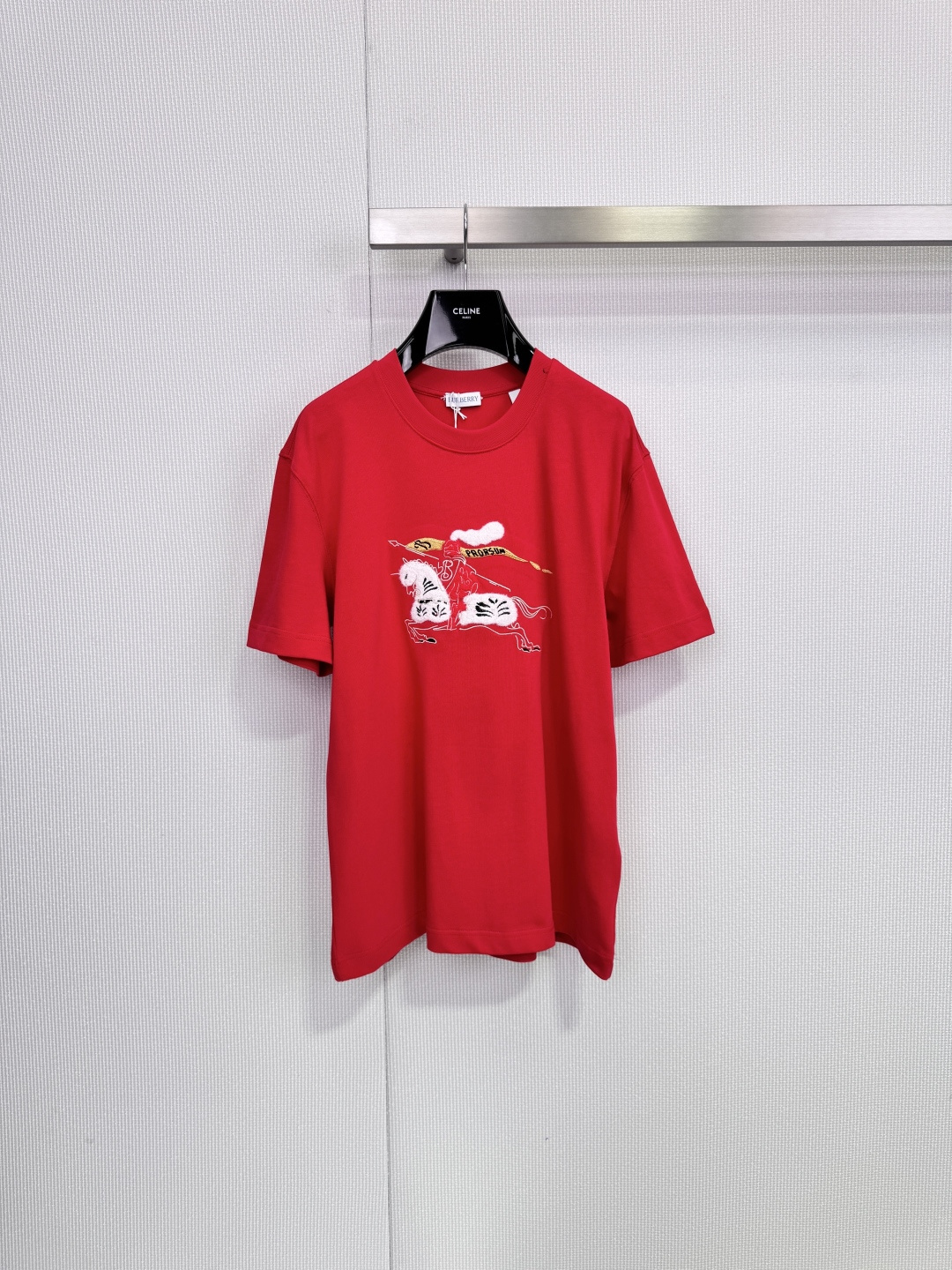 NO:666949,Burberry 2026 Year of the Horse limited edition T-shirt, made of four-color pure cotton, with a war horse knight logo on the front that has a New Year atmosphere. It has a loose fit, is comfortable and fashionable, and is great for daily wear or festivals! It is available in limited quantities and has great collection value. It is suitable for giving as a gift and keeping for yourself!  Code number SML,,burberry,tees,t-shirt, 19860909Burberry 2026马年限定T恤,四色纯棉材质,正面战马骑士徽标超有新年氛围感,宽松版型,舒适又时髦,日常穿搭或节日都很出彩!限量发售,收藏价值满满,送礼自留都很合适！码数SML,,burberry,tees，t-shirt, ,Women's clothing