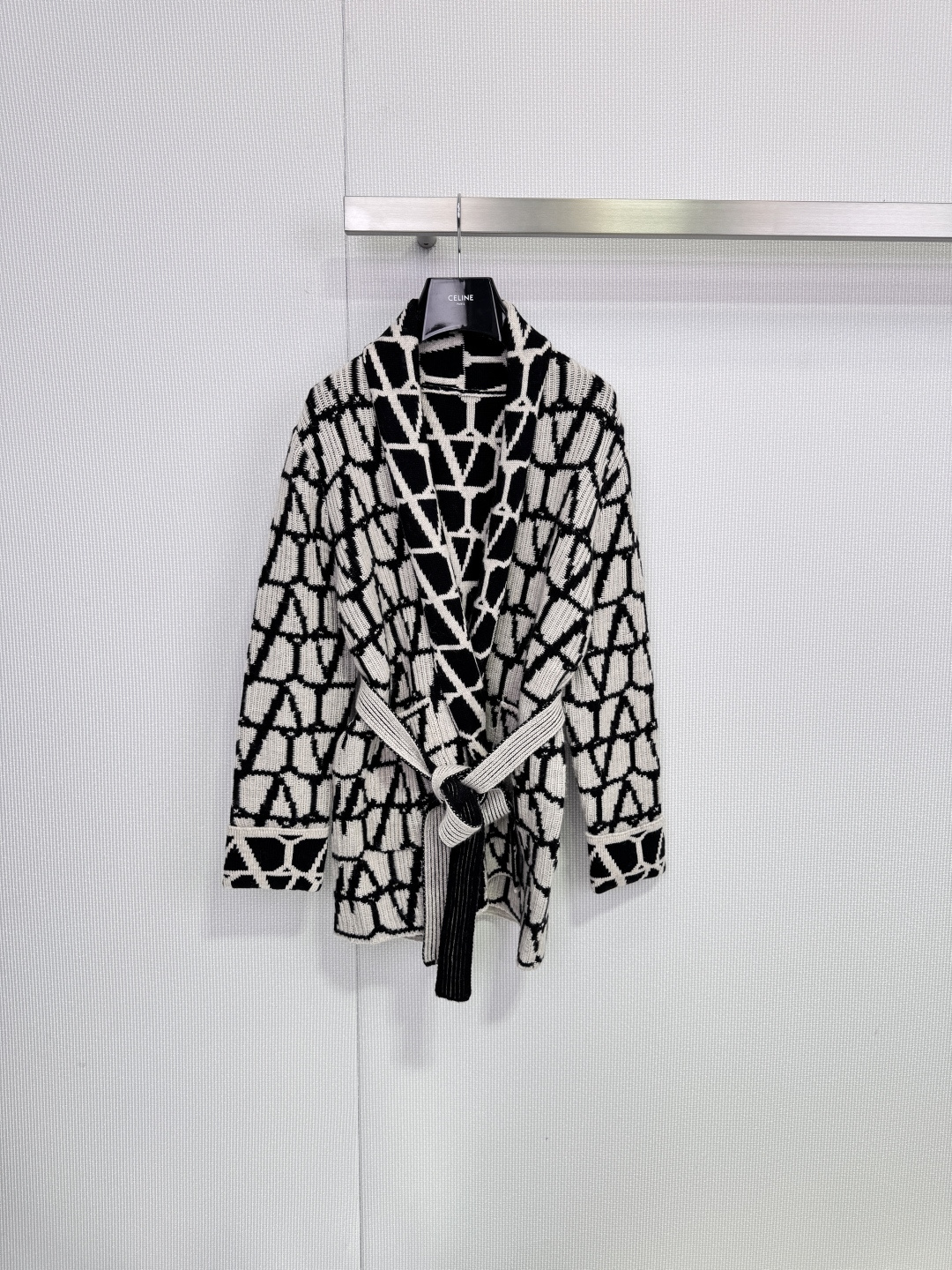 NO:666954,Valentino25 autumn and winter presbyopic knitted cardigan, classic all-over logo printing, retro European and American style! Imported jacquard wool, soft and warm, very suitable for autumn and winter, loose version + belt design, modified body proportions, easy to control the sense of luxury, black and white Maillard color matching, versatile and easy to control, commuting, dating, street photography, fashionable and practical! Code number SML,, valentino,  19860909Valentino25秋冬老花针织开衫,经典满印Logo,复古欧美风超有范!进口机提花羊毛,柔软又保暖,秋冬穿超合适,宽松版型+腰带设计,修饰身材比例,轻松拿捏高级感,黑白美拉德配色,百搭不挑人,通勤,约会,街拍都能轻松驾驭,时髦又实用! 码数SML,,valentino, ,Women's clothing