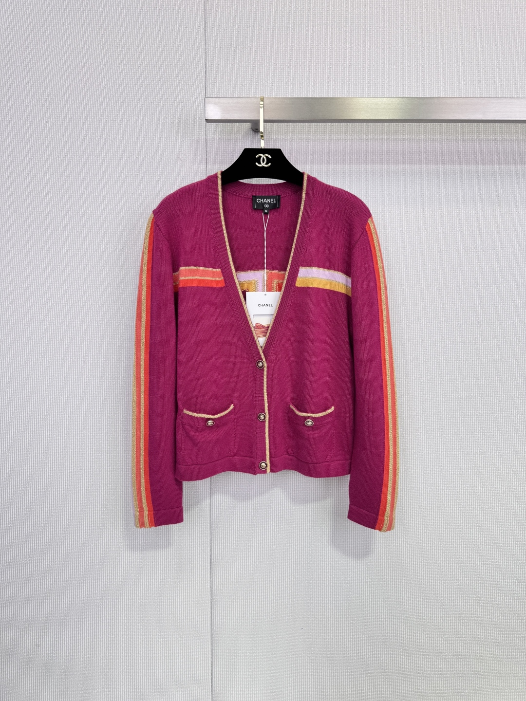 NO:666950,Chanel Chanel 26C series contrast knitted cardigan, main color is rose, contrasting stripes on the sleeves and chest, full of vitality, V-neck + metal buttons + double pockets, exquisite details, loose cut, comfortable and fashionable, can be easily matched with casual or elegant styles in early spring or autumn and winter. The knitted fabric is soft, suitable for daily commuting and parties, and can easily enhance the look!  Code number SML,,chanel,chanel, 19860909Chanel香奈儿26C系列撞色针织开衫,主色玫红,袖部和胸前撞色条纹,活力满满,V领+金属纽扣+双口袋,细节精致,剪裁宽松,舒适又时髦,早春或秋冬都能轻松搭配休闲或优雅风格,针织面料柔软,日常通勤,聚会都很适合,轻松提升造型感！ 码数SML,,chanel,chanel, ,Women's clothing