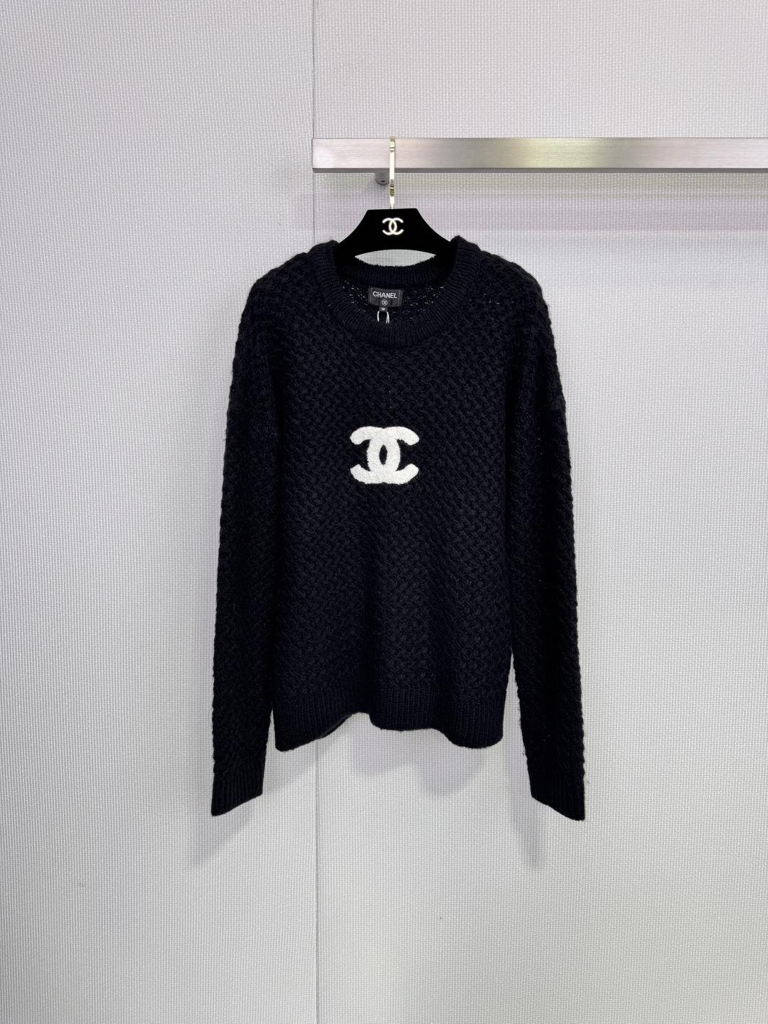NO:666942,Chanel Xiaoxiang's 2025 new autumn and winter thick-knit sweater, black thick knit + white double CLogo, simple and super recognizable, the fabric is soft and thick, super warm and comfortable to wear in autumn and winter, the loose version accommodates a variety of body types, easy to control for daily commuting and leisure, looks great with jeans or skirts, elegant and lazy style get! Size SML,,chanel,skirts,jeans,sweaters, 19860909Chanel小香2025秋冬新款粗针毛衣,黑色粗针织+白色双CLogo,简约又超有辨识度,面料柔软有厚度,秋冬穿超暖又舒适,宽松版型包容多种身材,日常通勤,休闲都能轻松驾驭,搭配牛仔裤或裙装都很出彩,优雅慵懒风 get! 码数SML,,chanel,skirts,jeans,sweaters, ,Women's clothing