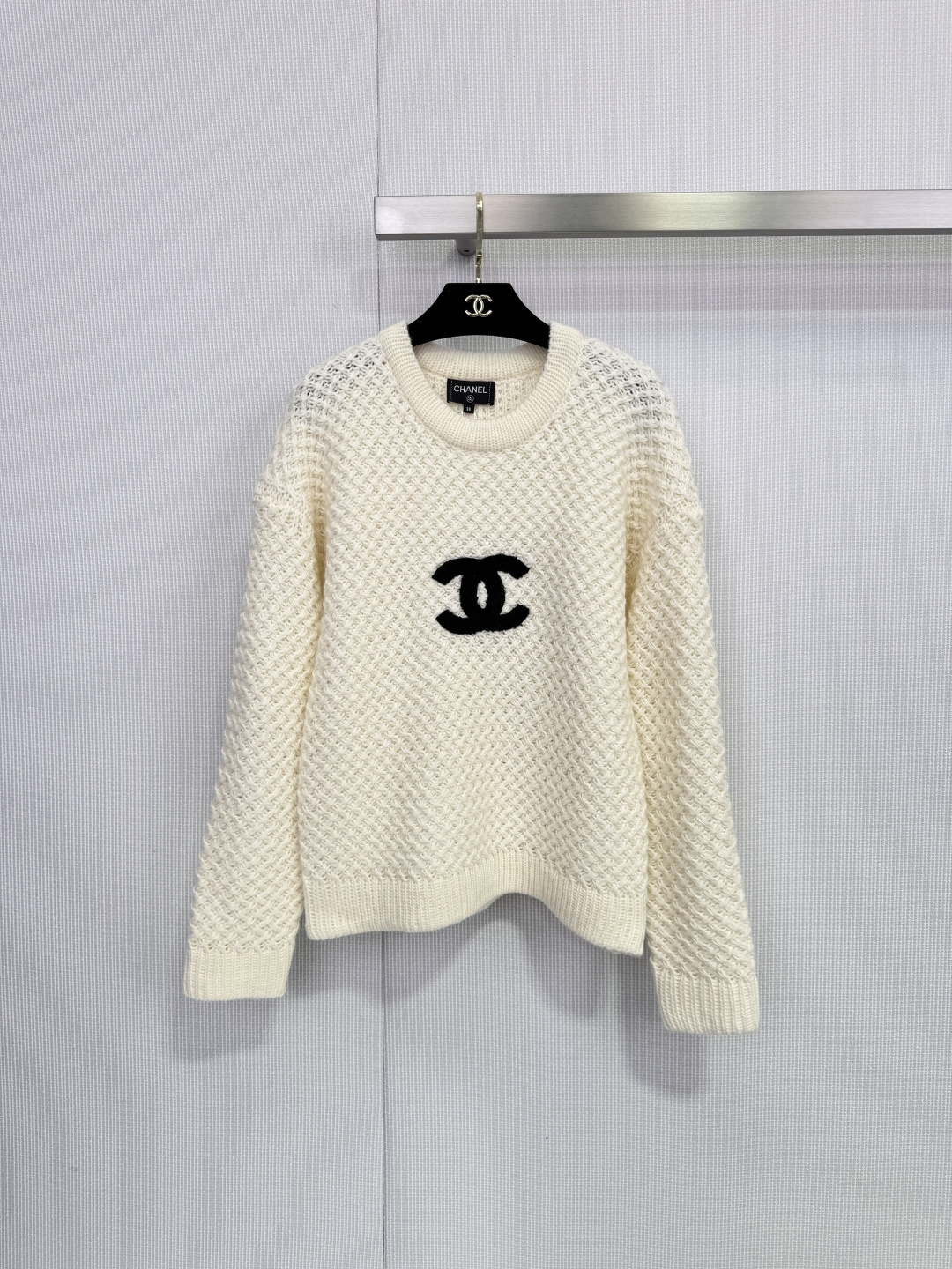 NO:666936,Chanel Xiaoxiang's 2025 new autumn and winter thick-knit sweater, black thick knit + white double CLogo, simple and super recognizable, the fabric is soft and thick, super warm and comfortable to wear in autumn and winter, the loose version accommodates a variety of body types, easy to control for daily commuting and leisure, looks great with jeans or skirts, elegant and lazy style get! Size SML,,chanel,skirts,jeans,sweaters, 19860909Chanel小香2025秋冬新款粗针毛衣,黑色粗针织+白色双CLogo,简约又超有辨识度,面料柔软有厚度,秋冬穿超暖又舒适,宽松版型包容多种身材,日常通勤,休闲都能轻松驾驭,搭配牛仔裤或裙装都很出彩,优雅慵懒风 get! 码数SML,,chanel,skirts,jeans,sweaters, ,Women's clothing