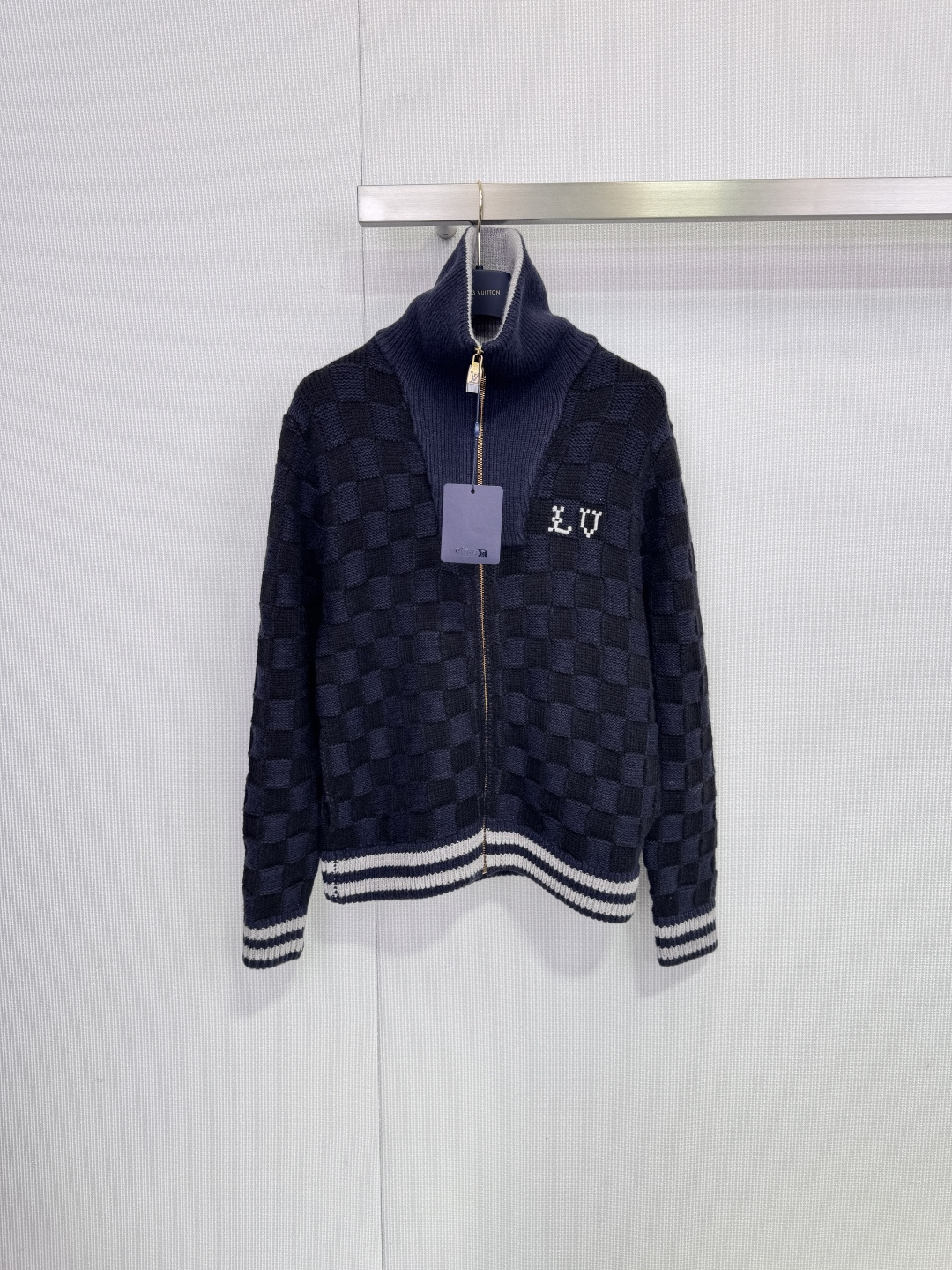 NO:666931,LV2025 new autumn and winter checkerboard knitted zipper cardigan, 52 sheep wool + 48 cotton blend, soft and skin-friendly and warm, three-dimensional cable knitting, concave and convex checkerboard texture has a super handmade feel, contrasting ribbed collar + double white edges on the cuffs and hem, full of retro college style. Pixel chest  The LV embroidery is super recognizable, and the metal zipper is smooth and practical. It can be worn in late autumn and early spring. It also looks great with simple items. It is a high-end tone-setting item in the wardrobe! Size SML, Louis Vuitton, Alexander Wang19860909LV2025秋冬新款棋盘格针织拉链开衫,52绵羊毛+48棉混纺,柔软亲肤又保暖,立体绞花针织,凹凸棋盘格纹理超有手工感,撞色罗纹领+袖口下摆双道白边,复古学院风满满.胸口像素 LV刺绣超有辨识度,金属拉链顺滑实用,深秋初春都能穿,搭配简约单品也很出彩,是衣橱里的高级定调单品! 码数SML,,louis vuitton, ,Women's clothing