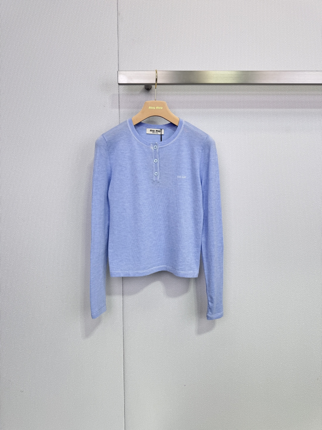 NO:666926,MiuMiu light blue cashmere sweater, this light blue wool sweater is made of high-quality cashmere, soft and skin-friendly, super comfortable to wear in autumn and winter, round neck + button design, perfect details, light blue with low saturation, white and high-end, easy to control in daily commuting, slightly loose fit, comfortable and slim, goes well with jeans or skirts, it is a must-have item for autumn and winter! Size SML,, miumiu, skirts, jeans,  19860909MiuMiu浅蓝色羊绒针织衫,这款浅蓝色羊毛针织衫,采用高品质羊绒,柔软亲肤,秋冬穿超舒服,圆领+纽扣设计,细节满分,浅蓝色低饱和度,显白又高级,通勤日常都能轻松驾驭,版型微宽松,舒适又显瘦,搭配牛仔裤或半裙都很出彩,是秋冬百搭必备单品! 码数SML,,miumiu,skirts,jeans, ,Women's clothing
