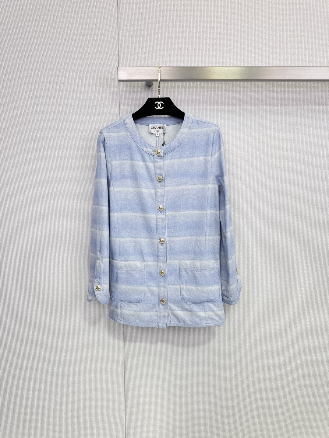 NO:666948,Chanel Chanel 26C early spring vacation series blue striped denim jacket, gradient blue + fine glitter design, fresh and elegant with a holiday atmosphere. Classic round neck + metal buttons, perfect details! The fabric is light and breathable, super comfortable to wear in spring and summer, the size is a bit large, it is recommended to choose a smaller size~ It can be easily matched with light-colored items for daily commuting and vacation, fashionable and practical! Size SML Size SML,,chanel,chanel,jackets & coats,  coats19860909Chanel香奈儿26C早春度假系列蓝色条纹牛仔外套,渐变蓝色+细闪设计,清新优雅超有度假氛围.经典圆领+金属纽扣,细节满分!面料轻薄透气,春夏穿超舒服,尺码偏大,建议选小一码哦~日常通勤,度假都能轻松搭配浅色单品,时髦又实用! 码数SML 码数SML,,chanel,chanel,jackets & coats, ,Women's clothing