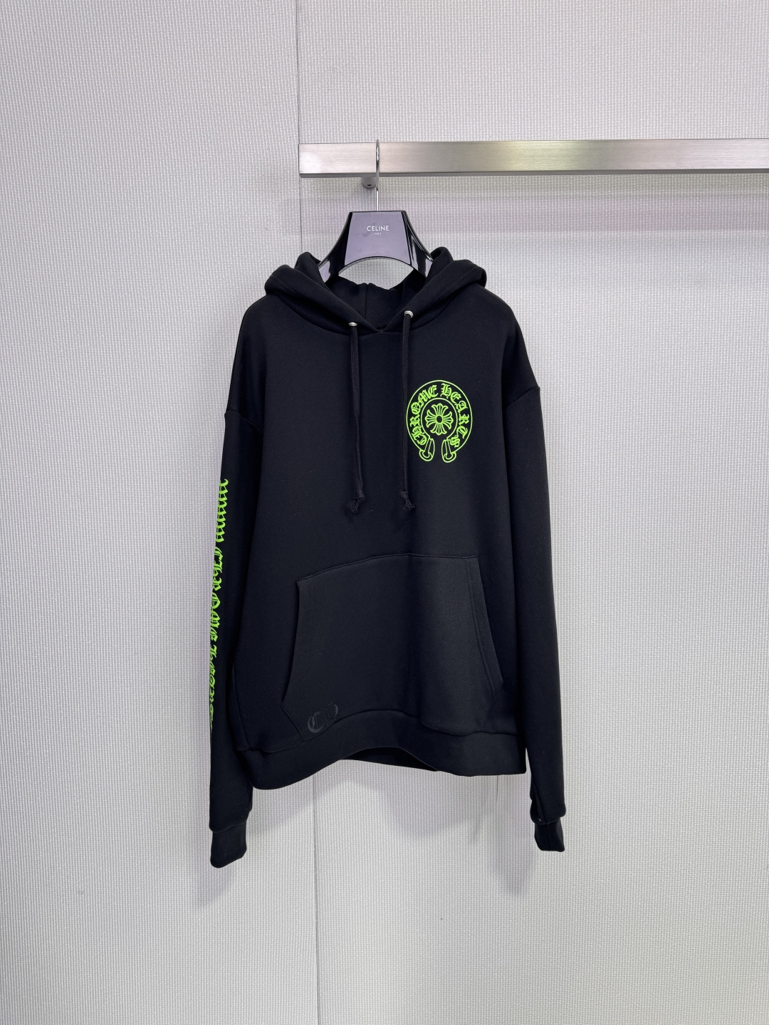 NO:666943,ChromeHearts 2025 new ghost green horseshoe leather label cross hooded velvet sweatshirt, black body + fluorescent green print, mysterious and weird style is super eye-catching. Small horseshoe cross on the chest, Sanskrit asymmetrical design on the sleeves, large horseshoe + leather green cross flower on the back, black cross leather on the bottom comes standard with Sanskrit metal nameplate, full of details, comfortable material, loose off-shoulder version, great for daily wear or trendy occasions, meeting the needs of different body types!  Code number SML,,chrome hearts,chrome hearts,hoodie,sweatshirts,hats, 19860909ChromeHearts克罗心2025新款幽灵绿马蹄铁皮标十字连帽加绒卫衣,黑色衣身+荧光绿印花,神秘怪诞风格超吸睛.胸口小号马蹄铁嵌十字,袖子梵文不对称设计,后背大号马蹄铁+皮质绿色十字花,底部黑色十字皮标配梵文金属铭牌,细节满满,材质舒适,宽松落肩版型,日常穿搭或潮流场合都很出彩,满足不同身材需求！ 码数SML,,chrome hearts,chrome hearts,hoodie,sweatshirts,hats, ,Women's clothing