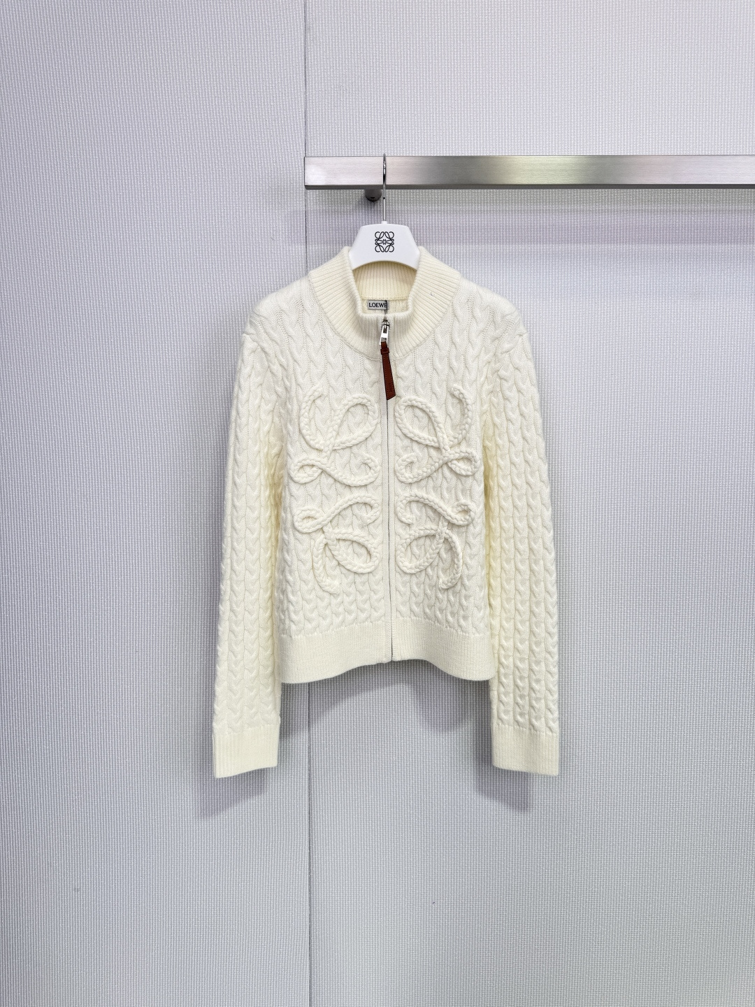 NO:666937,Loewe heavy-duty leather label zipper cardigan, this heavy-duty leather label zipper cardigan uses high-quality knitting technology, the cable texture is super textured, the front zipper + leather label, perfect details, the off-white color is gentle and versatile, very suitable for autumn and winter, warm and fashionable, loose version, can be worn alone or outside, can be easily controlled for commuting and leisure, simple and high-end sense!  Code numberSML,,loewe, 19860909Loewe重工皮标拉链开衫,这款重工皮标拉链开衫,采用高品质针织工艺,绞花纹理超有质感,正面拉链+皮质标签,细节满分,米白色温柔百搭,秋冬穿超合适,保暖又时髦,宽松版型,单穿or外搭都OK,通勤休闲都能轻松驾驭,简约高级感拿捏住啦！ 码数SML,,loewe, ,Women's clothing