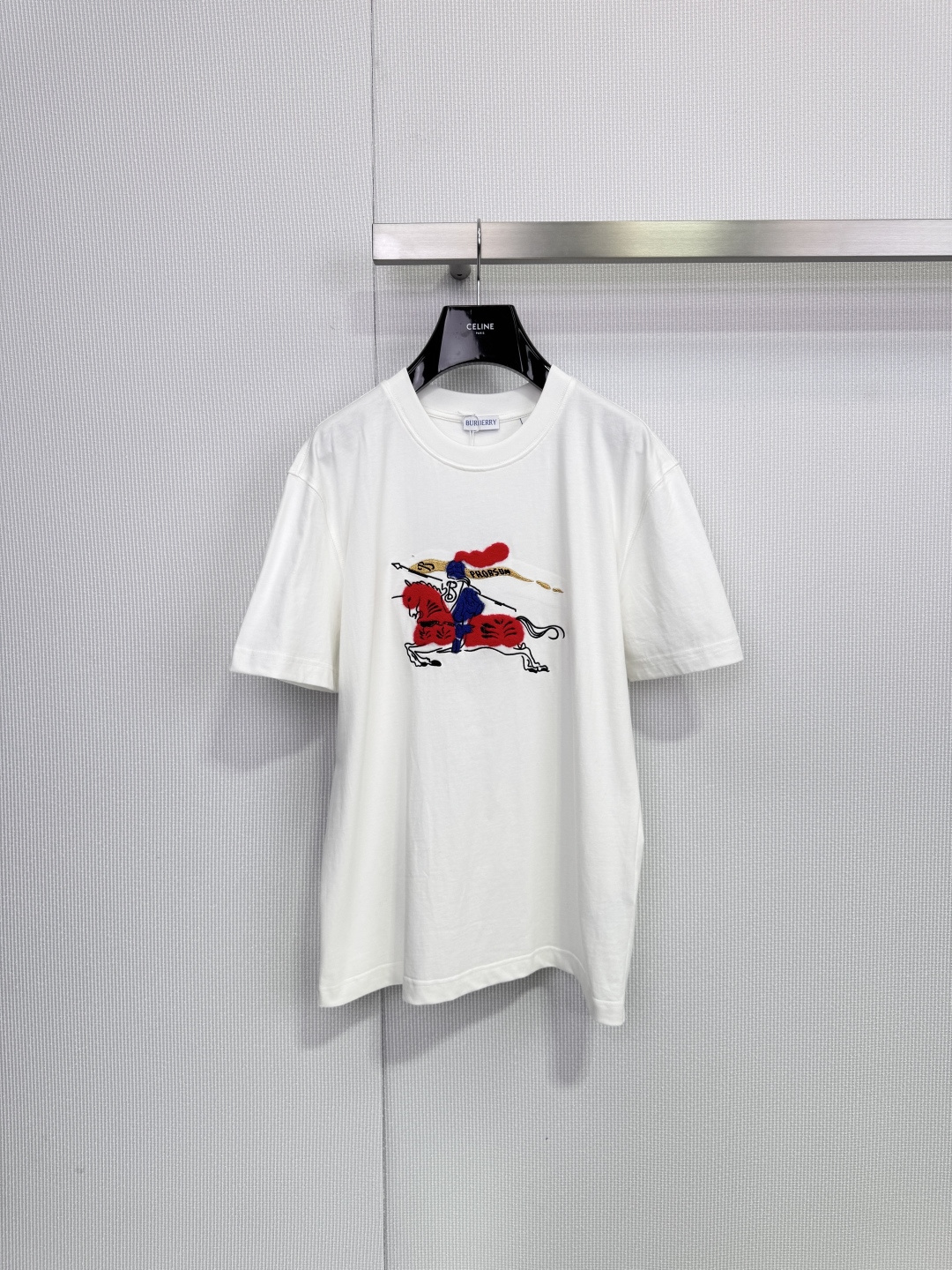 NO:666944,Burberry 2026 Year of the Horse limited edition T-shirt, made of four-color pure cotton, with a war horse knight logo on the front that has a New Year atmosphere. It has a loose fit, is comfortable and fashionable, and is great for daily wear or festivals! It is available in limited quantities and has great collection value. It is suitable for giving as a gift and keeping for yourself!  Code number SML,,burberry,tees,t-shirt, 19860909Burberry 2026马年限定T恤,四色纯棉材质,正面战马骑士徽标超有新年氛围感,宽松版型,舒适又时髦,日常穿搭或节日都很出彩!限量发售,收藏价值满满,送礼自留都很合适！码数SML,,burberry,tees，t-shirt, ,Women's clothing