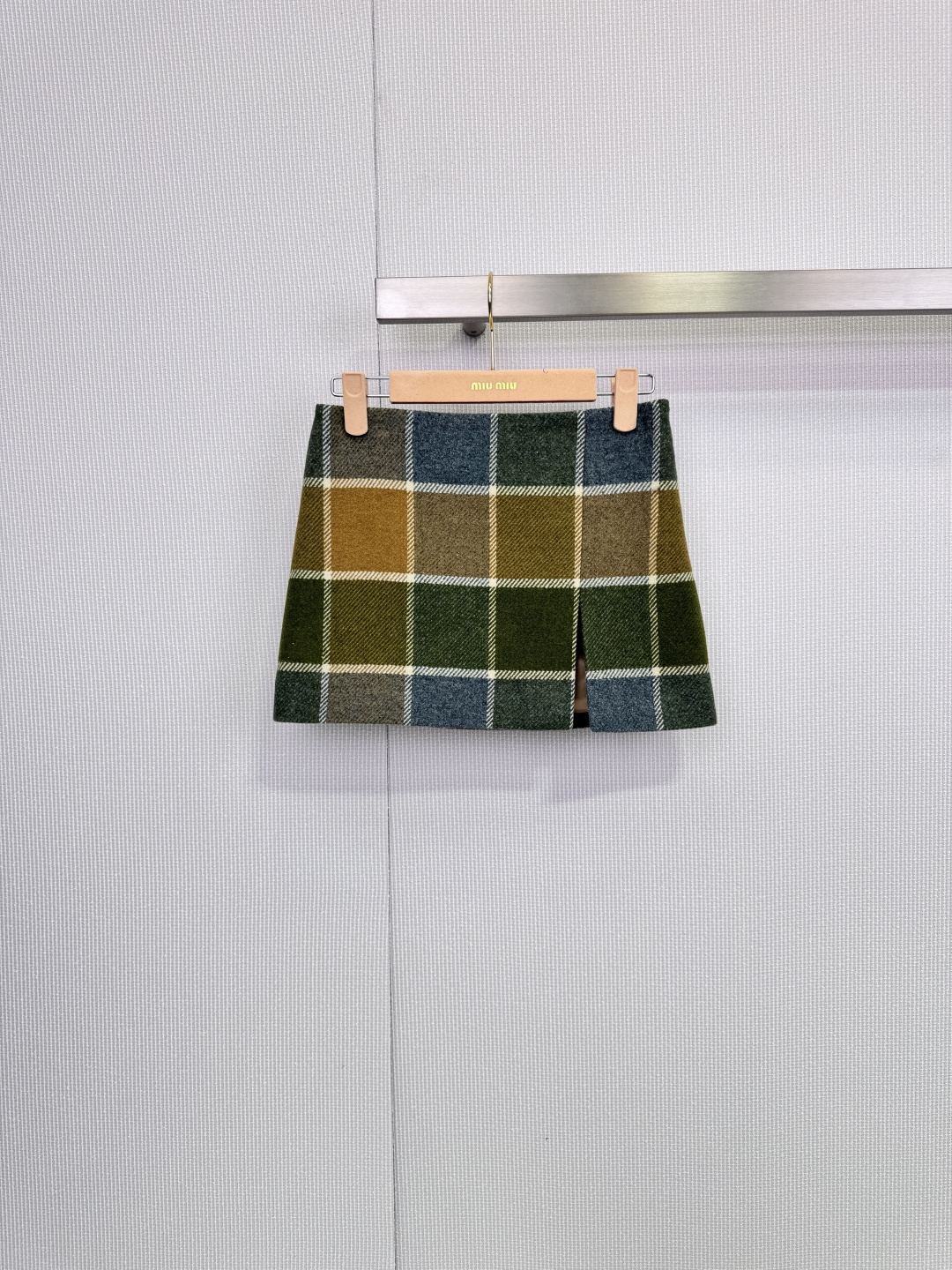 NO:666938,MiuMiu plaid skirt, this plaid skirt is made of wool blended fabrics, olive green, gray blue, khaki brown low saturated color, retro and high-end, front slit design, smart and long legs, very suitable for autumn and winter wear, paired with a sweater or jacket, you can easily get a sweet and cool college style, you can wear it every day on the street or at parties with a sense of fashion!  Size SML,,miumiu,skirts,jackets & coats, 19860909MiuMiu格纹半身裙,这款格纹半身裙采用羊毛混纺面料,橄榄绿,灰蓝,卡其棕低饱和配色,复古又高级,正面开衩设计,灵动又显腿长,秋冬穿搭超适合,搭配针织衫或外套,轻松get甜酷学院风,日常出街,聚会都能穿出时髦感！ 码数SML,,miumiu,skirts,jackets & coats, ,Women's clothing