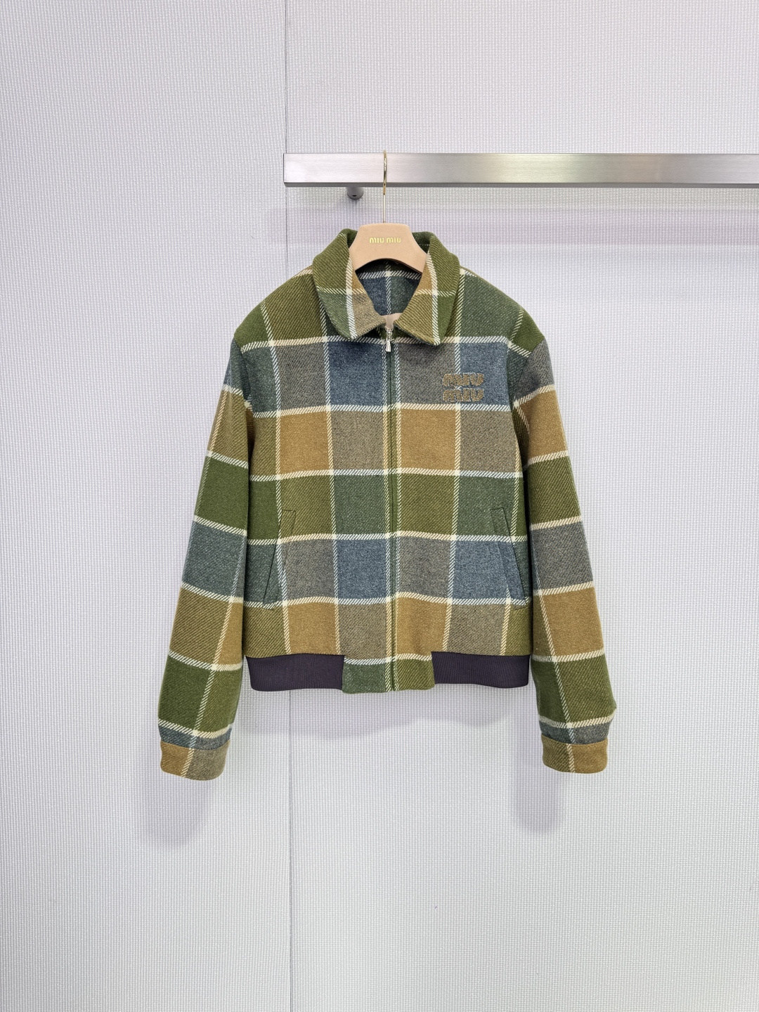 NO:666930,MiuMiu plaid wool jacket, this plaid wool jacket comes in olive green, khaki brown, gray blue and other low-saturated retro colors, full of British college style. Virgin wool blend, warm and comfortable, very suitable for autumn and winter, baseball collar + zipper design, loose short version, sweet and cool girly feel, can be worn for daily commuting, casual, paired with high-waist skirt or jeans, the retro atmosphere is directly full! Size SML,, miumiu, skirts, jeans, jackets  & coats, 19860909MiuMiu格纹羊毛夹克,这款格纹羊毛夹克,采用橄榄绿,卡其棕,灰蓝等低饱和复古配色,英伦学院风满满人.初剪羊毛混纺,保暖又舒适,秋冬穿超合适,棒球领+拉链设计,宽松短款版型,甜酷少女感轻松拿捏,日常通勤,休闲都能穿,搭配高腰裙or牛仔裤,复古氛围感直接拉满! 码数SML,,miumiu,skirts,jeans,jackets & coats, ,Women's clothing