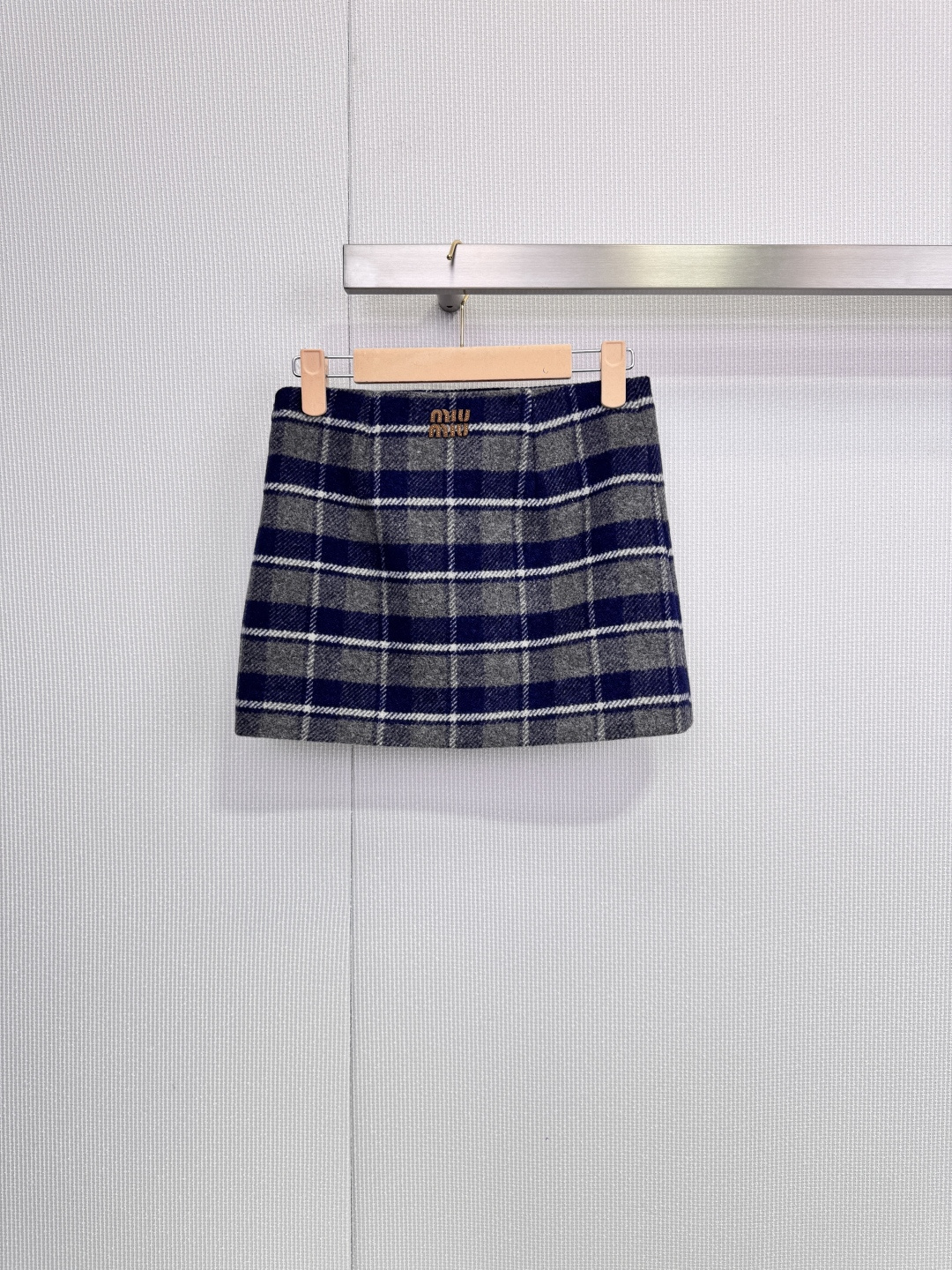 NO:666924,MiuMiu plaid slit skirt, this plaid slit skirt is intertwined with blue, gray and white, full of British college style, thick wool blended fabric, super warm and comfortable to wear in autumn and winter, the front slit design makes movement more convenient, full of details, it can be worn with knitted sweaters, shirts, and suit jackets for commuting, and can be easily switched between multiple styles. It is a must-have and versatile item for autumn and winter wardrobes!  Size SML,,miumiu,skirts,jackets & coats,shirts,business suit, 19860909MiuMiu格纹开叉半裙,这款格纹开叉半裙,蓝灰白三色交织,英伦学院风满满,厚实羊毛混纺面料,秋冬穿超保暖又舒适,正面开叉设计,活动更方便,细节感十足,日常可搭针织衫,衬衫,通勤配西装外套,轻松切换多种风格,是秋冬衣橱必备百搭单品！ 码数SML,,miumiu,skirts,jackets & coats,shirts,business suit, ,Women's clothing