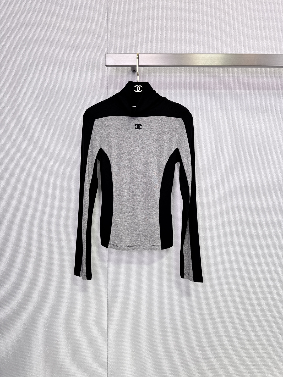 NO:666917,Chanel color-blocked half-turtleneck long-sleeved T-shirt. This color-blocked half-turtleneck long-sleeved T-shirt has a gray and black contrasting design with a super layered feel, simple and fashionable! Soft knitted fabric, comfortable and close-fitting, suitable for layering or wearing alone in autumn and winter. The double C logo on the chest is very recognizable, and the half-turtle collar modifies the neck line. It looks slim and elegant. It has a slim fit. Pair it with high-waisted pants or skirts, and you can easily get a high-end look!  Size SML,,chanel,chanel,skirts,tees,t-shirt, 19860909Chanel香奈儿拼色半高领长袖T恤,这款拼色半高领长袖T恤,灰黑撞色设计超有层次感,简约又时髦!柔软针织面料,穿着舒适贴身,秋冬内搭或单穿都很OK,胸前双C标志超有辨识度,半高领修饰颈部线条,显瘦又优雅,修身版型,搭高腰裤或半裙,轻松get高级感穿搭! 码数SML,,chanel,chanel,skirts,tees，t-shirt, ,Women's clothing