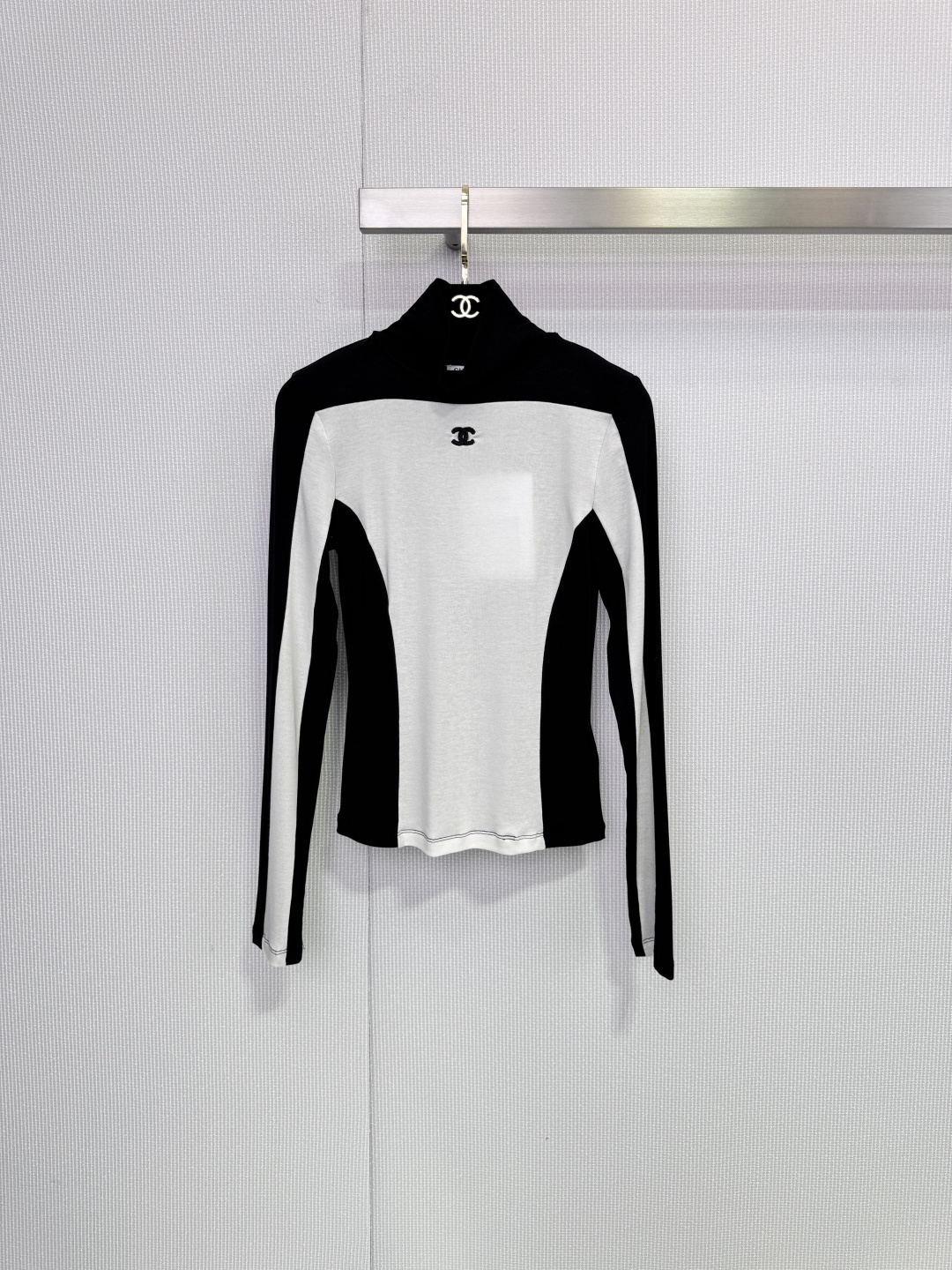 NO:666913,Chanel color-blocked half-turtleneck long-sleeved T-shirt. This color-blocked half-turtleneck long-sleeved T-shirt has a gray and black contrasting design with a super layered feel, simple and fashionable! Soft knitted fabric, comfortable and close-fitting, suitable for layering or wearing alone in autumn and winter. The double C logo on the chest is very recognizable, and the half-turtle collar modifies the neck line. It looks slim and elegant. It has a slim fit. Pair it with high-waisted pants or skirts, and you can easily get a high-end look!  Size SML,,chanel,chanel,skirts,tees,t-shirt, 19860909Chanel香奈儿拼色半高领长袖T恤,这款拼色半高领长袖T恤,灰黑撞色设计超有层次感,简约又时髦!柔软针织面料,穿着舒适贴身,秋冬内搭或单穿都很OK,胸前双C标志超有辨识度,半高领修饰颈部线条,显瘦又优雅,修身版型,搭高腰裤或半裙,轻松get高级感穿搭! 码数SML,,chanel,chanel,skirts,tees，t-shirt, ,Women's clothing