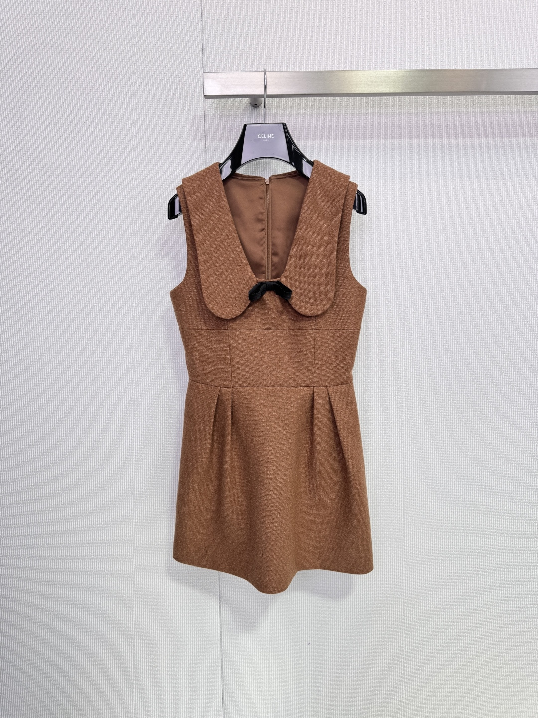 NO:666908,JORYA2025 autumn and winter sugar-fried chestnut color dress, the woolen material is thick and warm, very suitable for autumn and winter wear, large V-neck + black bow, full of French retro feel, elegant and sweet, waist design + puff skirt, showing body curves, pear-shaped figure friendly, daily commuting, dating can be easily managed, paired with the same color short boots or retro bags, easily get a sweet and cool look! Size SML, boots, skirts,  19860909JORYA2025秋冬糖炒栗子色连衣裙,毛呢材质厚实保暖,超适合秋冬穿搭,大V领+黑色蝴蝶结,法式复古感满满,优雅又甜美,收腰设计+蓬蓬裙摆,显身材曲线,梨形身材友好,日常通勤,约会都能轻松驾驭,搭配同色短靴或复古包包,轻松 get甜酷风look! 码数SML,,boots,skirts, ,Women's clothing