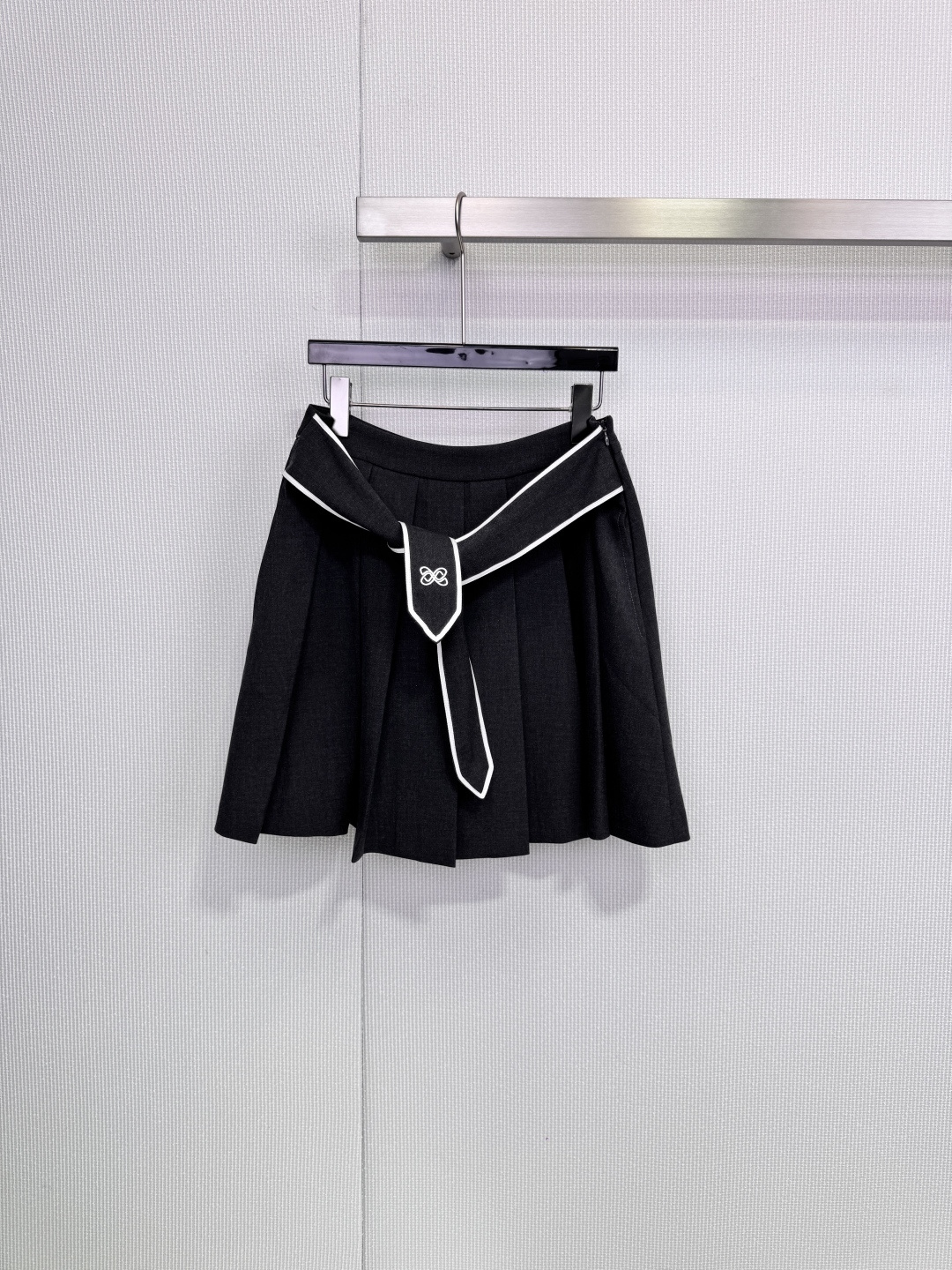 NO:666905,AnnAndelman navy collar pleated skirt, this black pleated skirt is full of college style, white striped navy collar + bow embroidery is super detailed, polyester fiber material, wear-resistant and easy to take care of, looks great in daily wear or taking photos, paired with sweaters, sweaters, easily get an age-reducing college style, super atmospheric in autumn and winter! Size SML, skirts, sweaters,  19860909AnnAndelman海军领百褶裙,这款黑色百褶裙,学院风满满,白色条纹海军领+蝴蝶结刺绣超有细节感,聚酯纤维材质,耐磨又易打理,日常穿搭或拍照都很出片,搭配毛衣,针织衫,轻松get减龄学院风,秋冬穿超有氛围感! 码数SML,,skirts,sweaters, ,Women's clothing