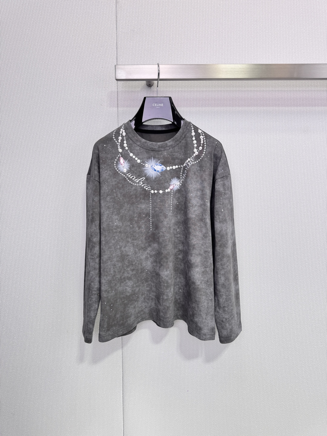 NO:666916,ANDREA MARTIN T-shirt with baby's breath and gemstone necklace print. This gray long-sleeved T-shirt is made of soft cotton fabric and is comfortable to wear. The baby's breath gemstone necklace print + pearl chain element are dreamy and luxurious. The loose version is super versatile and can be easily managed in daily casual or light luxury style. The printing process is exquisite and the details are perfect. It is great to wear with a jacket or alone in autumn and winter. It has both vitality and elegance!  Code number SML Code number SML,,jackets & coats,tees,t-shirt,necklace, 19860909ANDREA MARTIN满天星宝石项链印花T恤,这款灰色长袖T恤,采用柔软棉质面料,穿着舒适,满天星宝石项链印花+珍珠链条元素,梦幻又奢华,宽松版型超百搭,日常休闲或轻奢风都能轻松驾驭,印花工艺精致,细节满分,秋冬季节搭配外套或单穿都很出彩,活力与优雅兼具！ 码数SML 码数SML,,jackets & coats,tees，t-shirt,necklace, ,Women's clothing