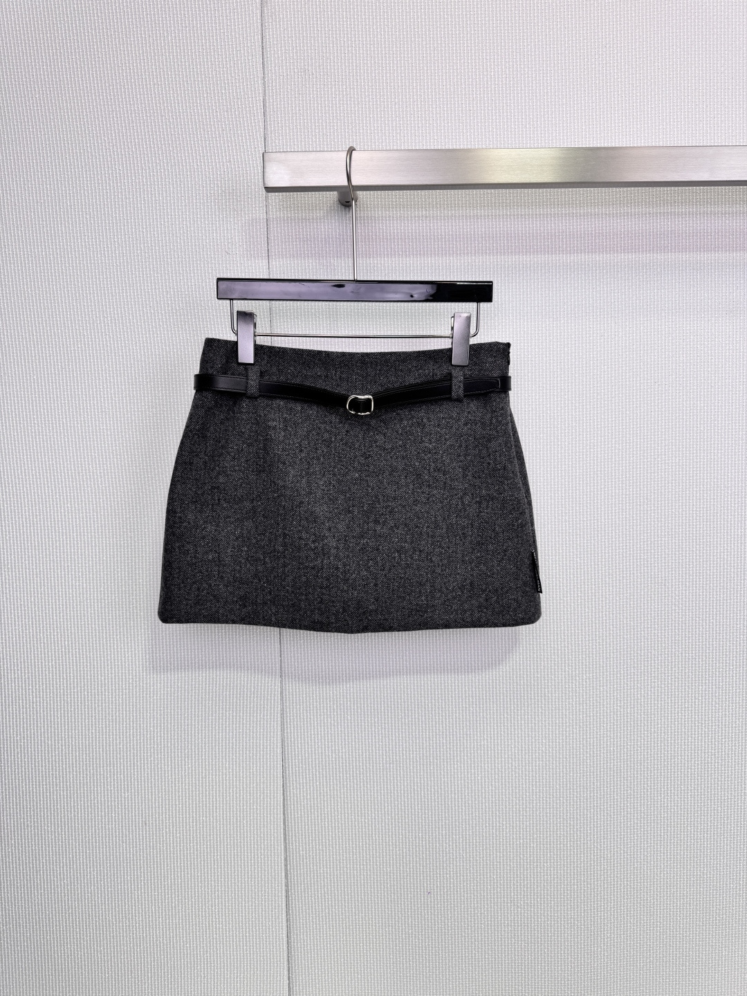 NO:666912,Ann Andelman gray woolen skirt, high-waisted A-line version, with detachable black belt, simple and stylish. The woolen material is soft and warm. It is very suitable for autumn and winter. The skirt is moderate in length, modifies the leg shape and is convenient for movement. It can be easily controlled for commuting, dating and daily life. The gray color is versatile and looks great with knitted sweaters, coats or shirts. It can be easily switched between multiple styles. It is a must-have and practical item for autumn and winter wardrobes! Size SML, skirts, shirts,  19860909Ann Andelman灰色毛呢半身裙,高腰A字版型,搭配可拆卸黑色腰带,简约又有设计感,毛呢材质柔软保暖,秋冬穿超合适,裙长适中,修饰腿型又方便活动,通勤,约会,日常都能轻松驾驭,灰色百搭,配针织衫,大衣或衬衫都很出彩,轻松切换多种风格,是秋冬衣橱必备实用单品! 码数SML,,skirts,shirts, ,Women's clothing