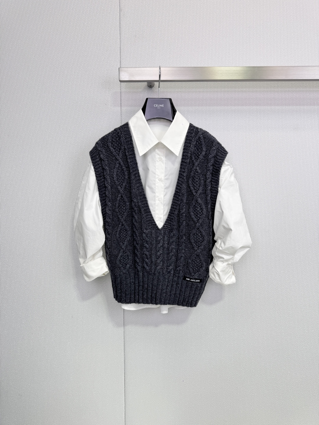 NO:666909,ANN ANDELMAN twist knitted vest set, this set of twist knitted vest + white shirt, full of retro college style, dark gray V-neck vest, cotton and wool blend, soft and warm, very suitable for autumn and winter. The white shirt is a classic long-sleeved, cuff pleat design, full of details, layered layering, can be easily used for daily commuting and campus, paired with pleated skirt or jeans, retro or casual switch at will, simple and advanced, fashionable feeling can be directly grasped!  Size SML,,skirts,jeans,shirts, 19860909ANN ANDELMAN麻花针织马甲套装,这套麻花针织马甲+白衬衫,复古学院风满满,深灰色V领马甲,棉羊毛混纺,柔软又保暖,秋冬穿超合适,白衬衫是经典长袖,袖口褶皱设计,细节感拉满,叠穿层次感up,日常通勤,校园都能轻松驾驭,搭配百褶裙or牛仔裤,复古or休闲随心切换,简约又高级,时髦感直接拿捏！ 码数SML,,skirts,jeans,shirts, ,Women's clothing