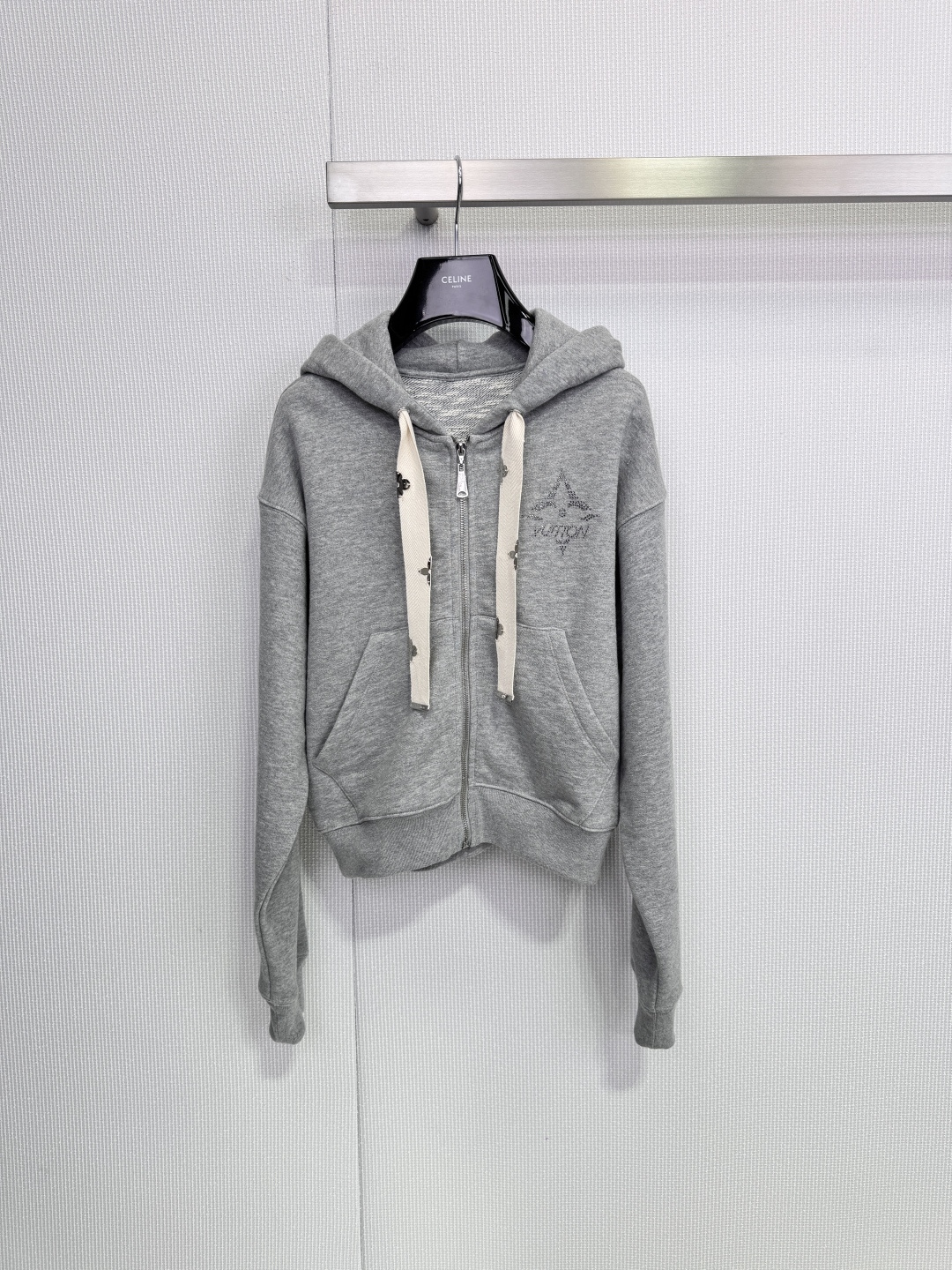 NO:667390,LV SKI series gray hooded zipper sweatshirt, made of imported cotton twill fabric, soft, comfortable and warm, with LV logo on the chest + metal four-leaf clover drawstring, full of details, short cut and neat height, hooded design is practical, can be easily used for daily commuting or skiing, paired with wide-leg trousers of the same series, it can be worn as a set to give a high-end feel, it is also very versatile when worn alone, and can be easily switched between multiple styles! Size SML, Louis  vuitton,hoodie,sweatshirts,hats, 19860909LV SKI系列灰色连帽拉链卫衣,采用进口全棉斜纹面料,柔软舒适又保暖,胸前LV标志+金属四叶草抽绳,细节满分 ,短款剪裁利落显高,连帽设计实用,日常通勤或滑雪都能轻松驾驭,搭配同系列阔腿长裤,成套穿出高级感,单穿也很百搭,轻松切换多种风格! 码数SML,,louis vuitton,hoodie,sweatshirts,hats, ,Women's clothing