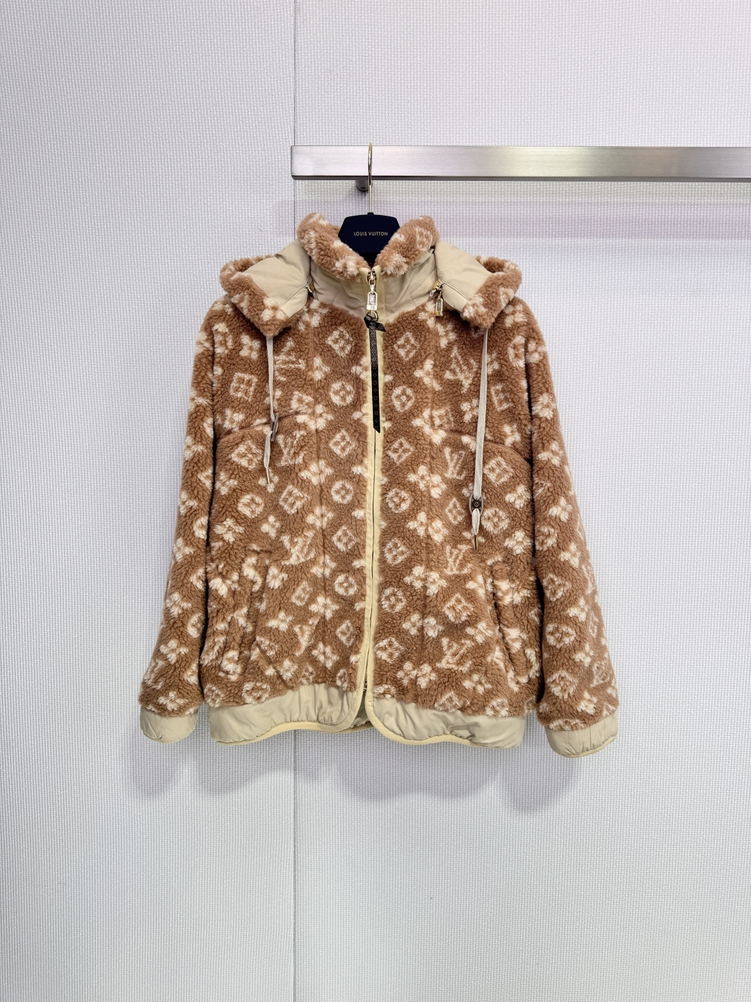 NO:667366,LV2025 new autumn and winter presbyopic Teddy hooded jacket, camel Monogram presbyopic pattern, environmentally friendly artificial fur material, fluffy and soft touch, warm and comfortable, hood + zipper design, loose fit, perfect for daily commuting or winter wear, retro caramel color, full of fashion, easy to create a lazy and relaxed atmosphere, a must-have for autumn and winter wardrobe, practical and luxurious, both quality and design!  Size SML,,louis vuitton,jackets & coats,hats, 19860909LV2025秋冬新款老花泰迪绒连帽外套,驼色 Monogram老花图案,环保人造毛材质,触感蓬松柔软,保暖又舒适,连帽+拉链设计,宽松版型,日常通勤或冬季穿搭都很OK,复古焦糖色调,时尚感满满,轻松打造慵懒松弛氛围,秋冬衣橱必备,实用又奢华,品质与设计感兼具！ 码数SML,,louis vuitton,jackets & coats,hats, ,Women's clothing