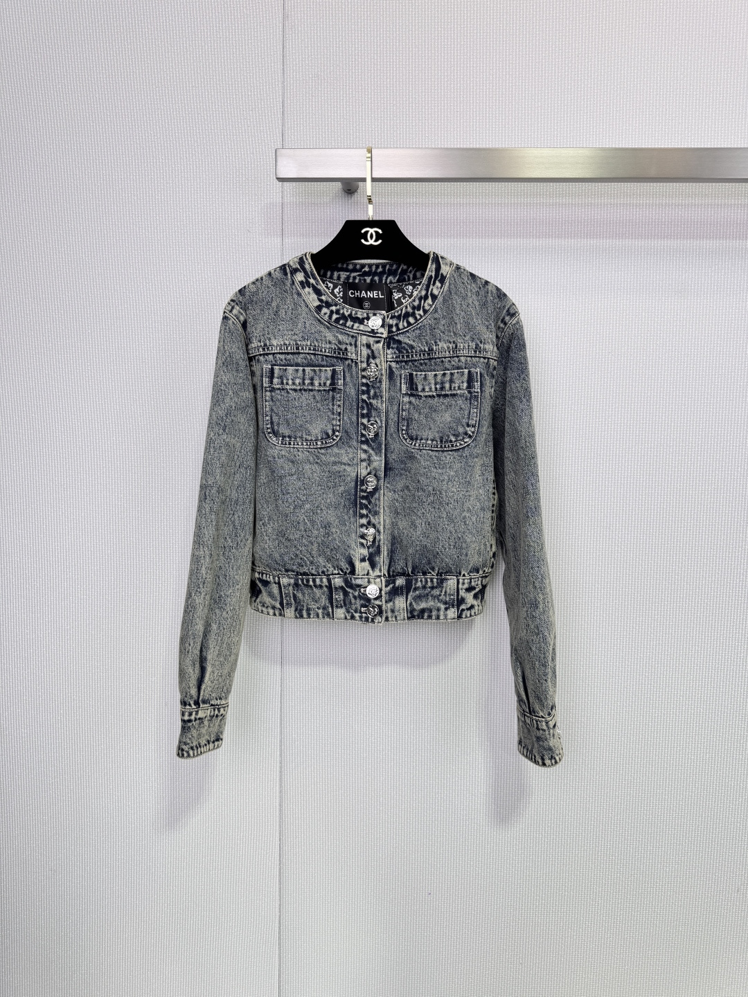 NO:667377,Chanel 25B denim jacket, classic blue denim + retro wash craftsmanship, super aged texture, short waist design, slimming and fashionable, each button incorporates classic elements such as double C, bow tie, perfect details! Geometric patterns on the collar and cuffs, full of French coolness, sweet and cool for daily wear with dresses, and full denim style with jeans, easy to switch between multiple styles, with both texture and design, it is not a loss to buy!  Size SML,,chanel,skirts,jeans,jackets & coats, 19860909Chanel 25B牛仔外套,经典蓝色丹宁+复古水洗工艺,做旧质感超有范,短款收腰设计,显身材又时髦,每颗纽扣都融入双C,蝴蝶结等经典元素,细节满分!领口和袖口几何图案,法式酷感拉满,日常搭连衣裙甜酷,配牛仔裤全丹宁风,轻松切换多种风格,质感与设计感兼具,入手不亏! 码数SML,,chanel,skirts,jeans,jackets & coats, ,Women's clothing